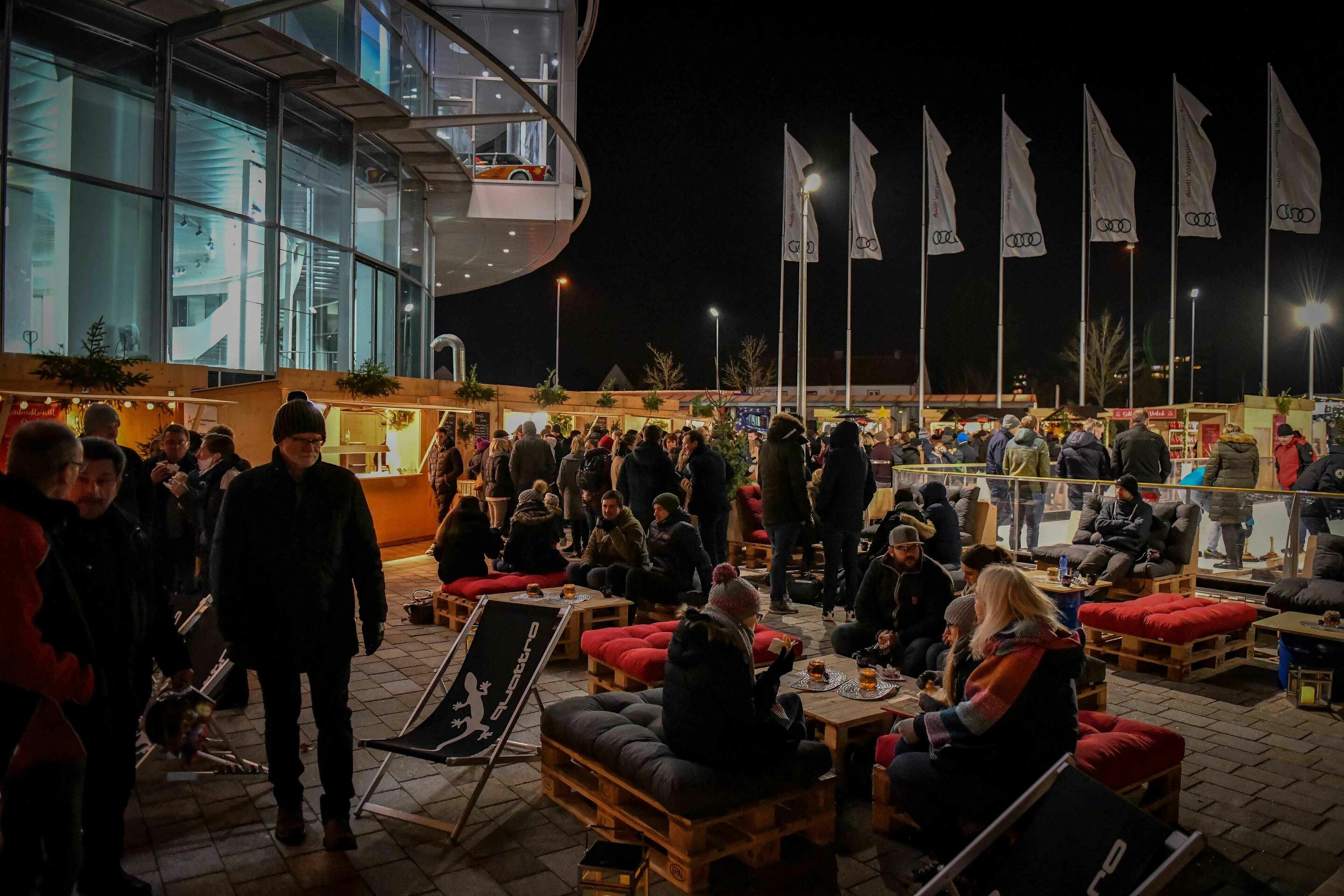 Sozialer Weihnachtsmarkt auf der Audi Piazza - Der soziale Weihnachtsmarkt auf der Audi Piazza ist noch bis zum 3. Dezember geöffnet.