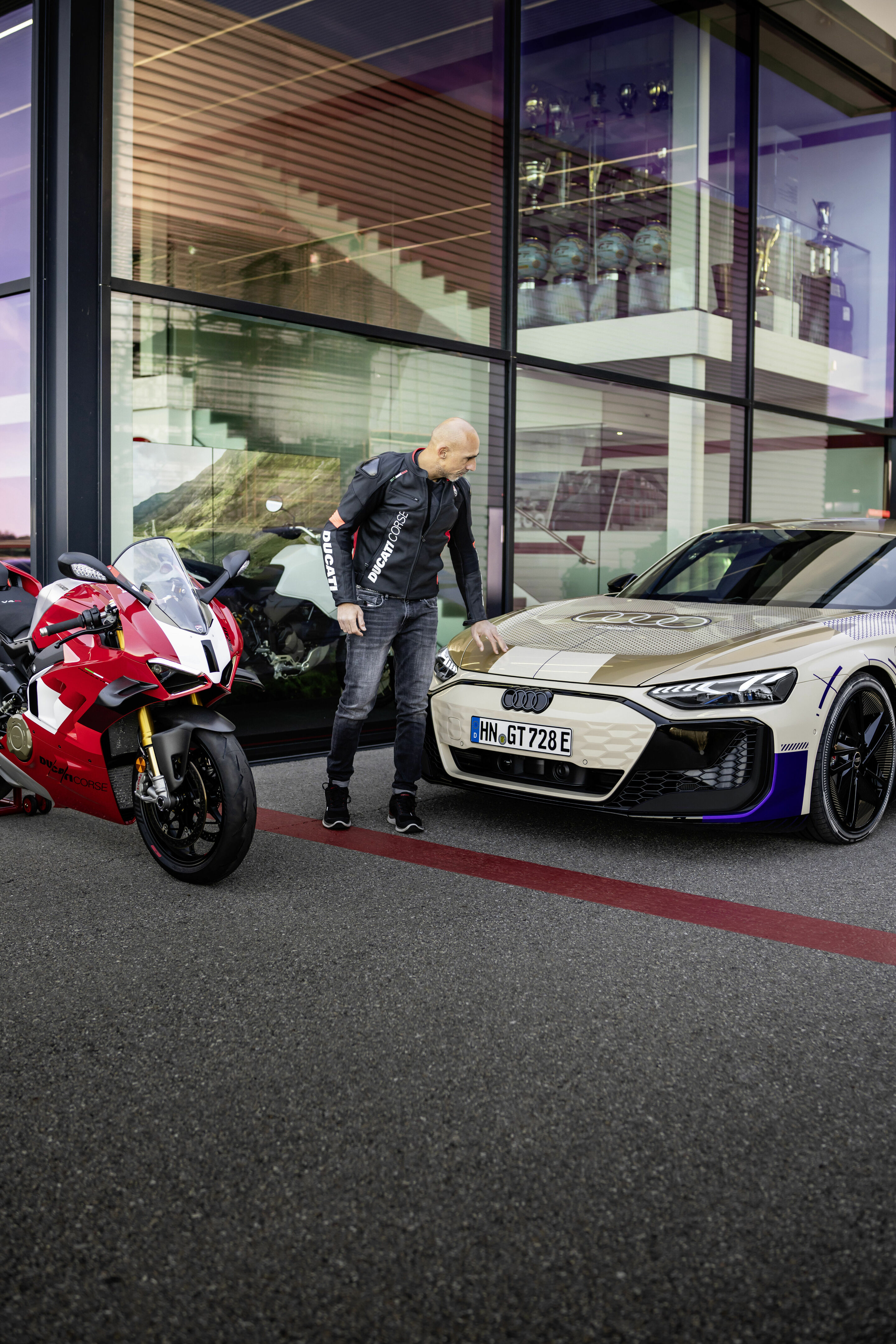 Audi e-tron GT prototype - Impressive performance: Ducati Chief Tester Alessandro Valia with the prototype of the e-tron GT.