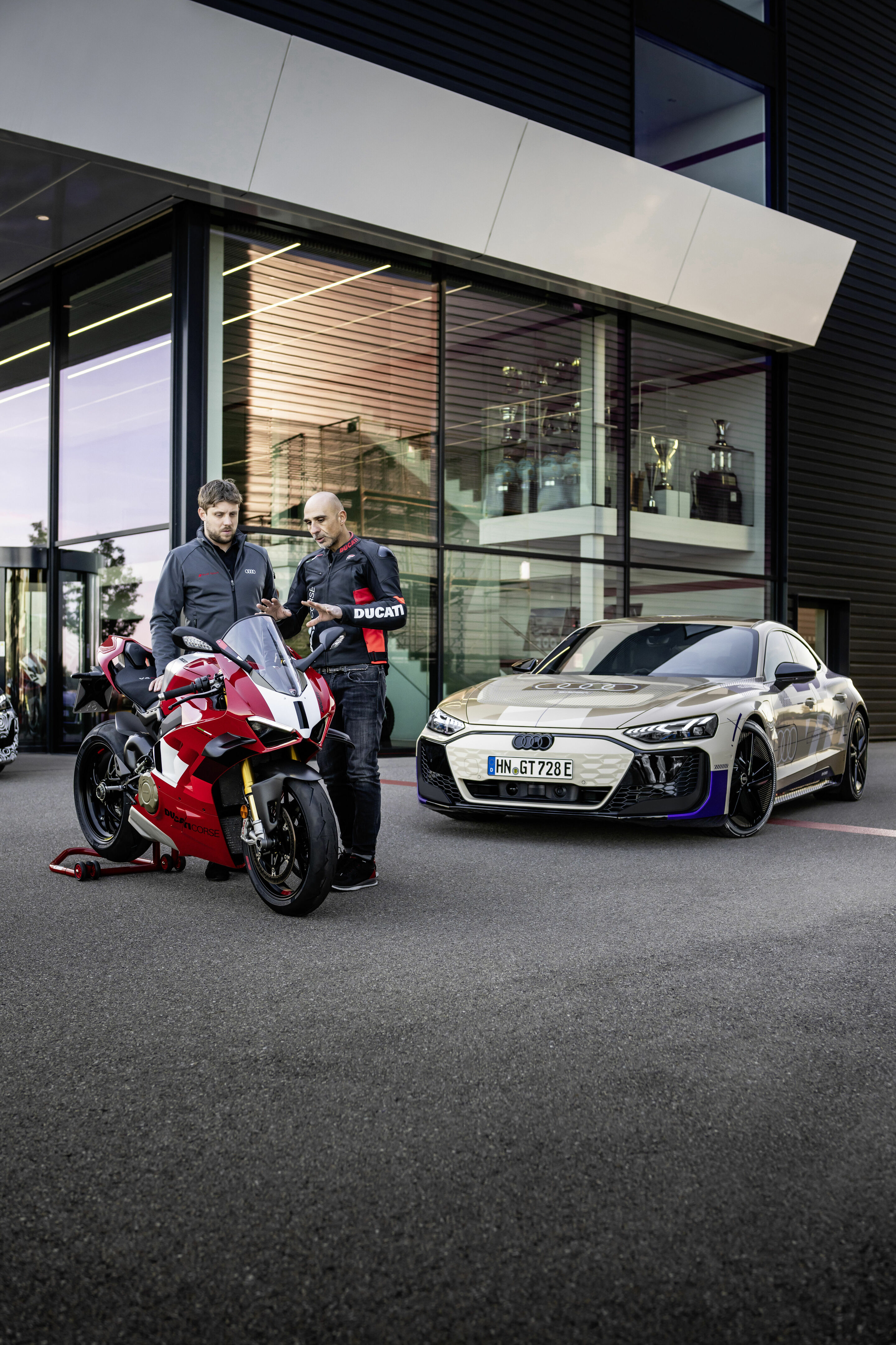 Audi e-tron GT prototype - Impressive performance: Jaan Mattes Reiling (left), Technical Project Manager at Audi in Neckarsulm, and Ducati chief tester Alessandro Valia next to the Ducati Panigale V4 R.