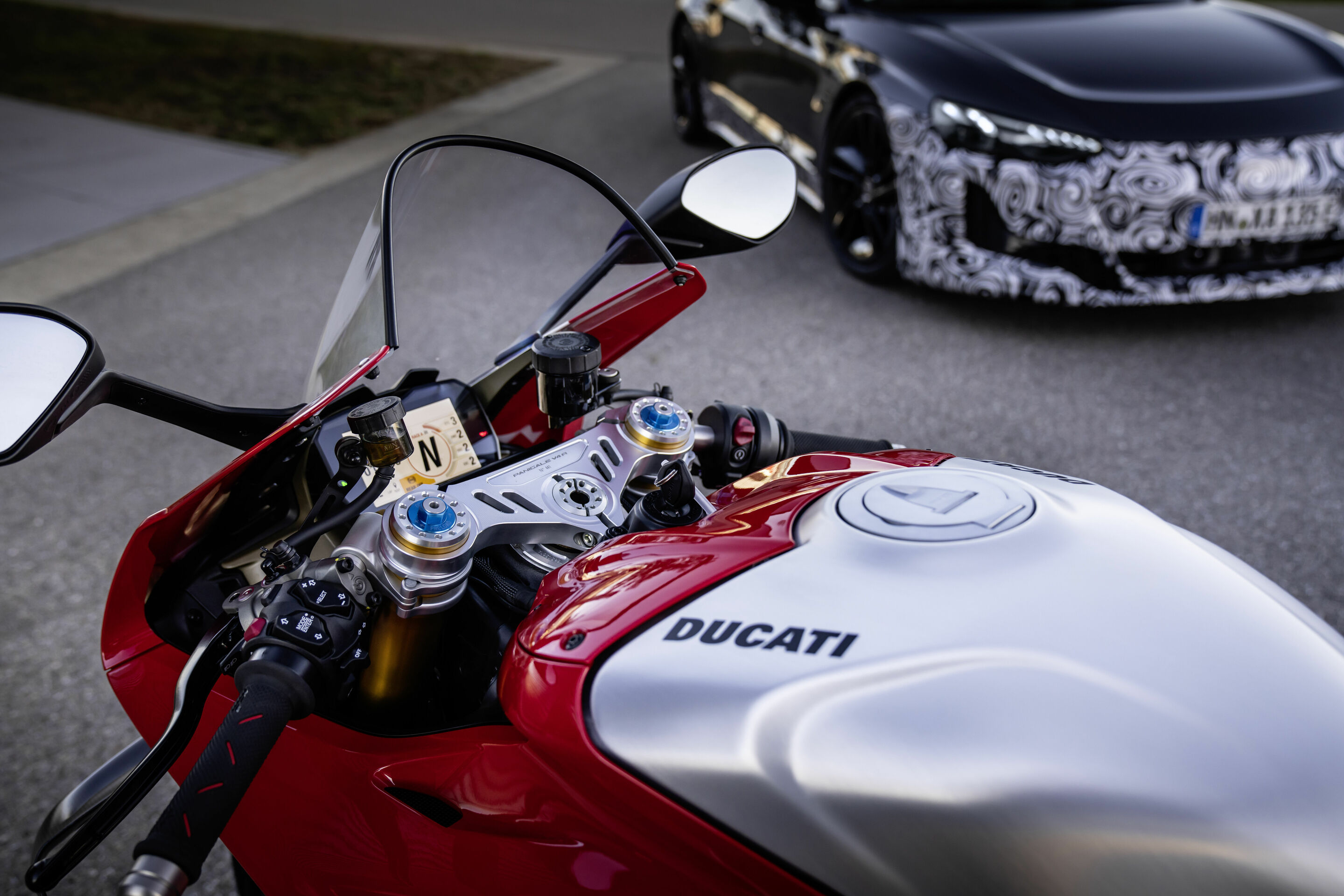 Audi e-tron GT prototype - Functionality at a glance: The display of the Ducati Panigale V4 R.