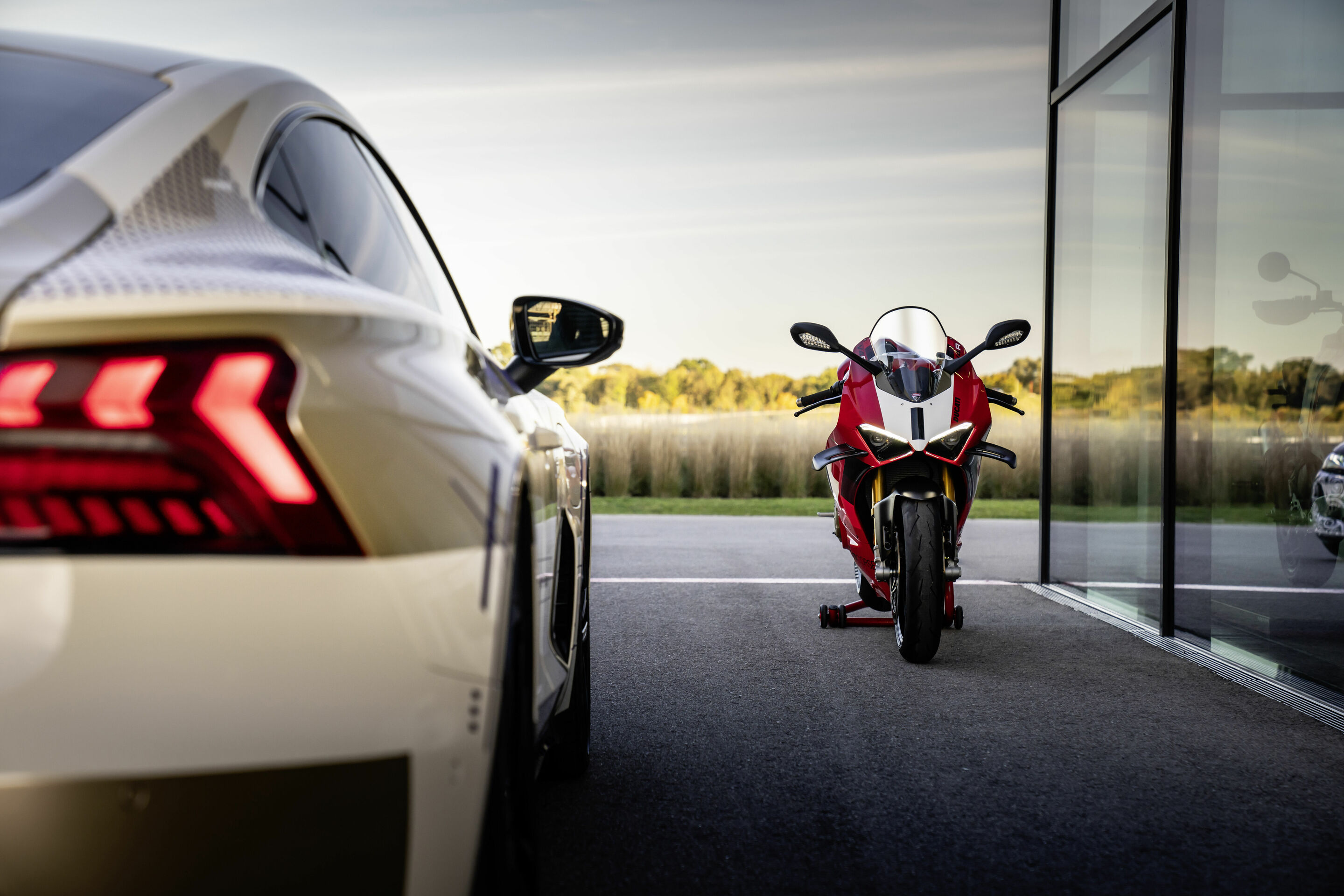 Audi e-tron GT prototype - Style icons: The prototype of the e-tron GT and the Ducati Panigale V4 R.