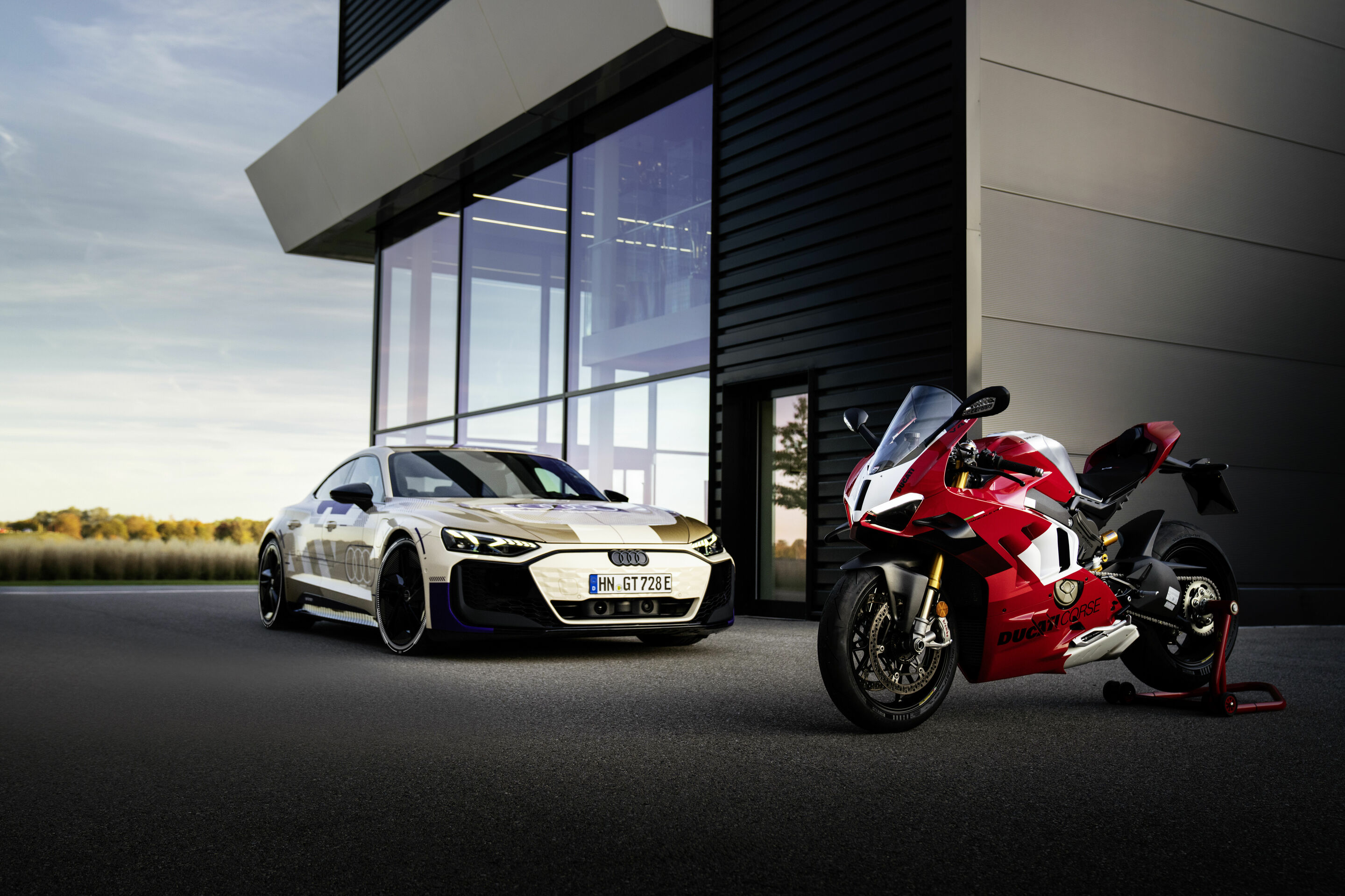 Audi e-tron GT Prototyp - Beherrschbare Performance im Doppelpack: der Prototyp des aufgewerteten e-tron GT und die Ducati Panigale V4 R.