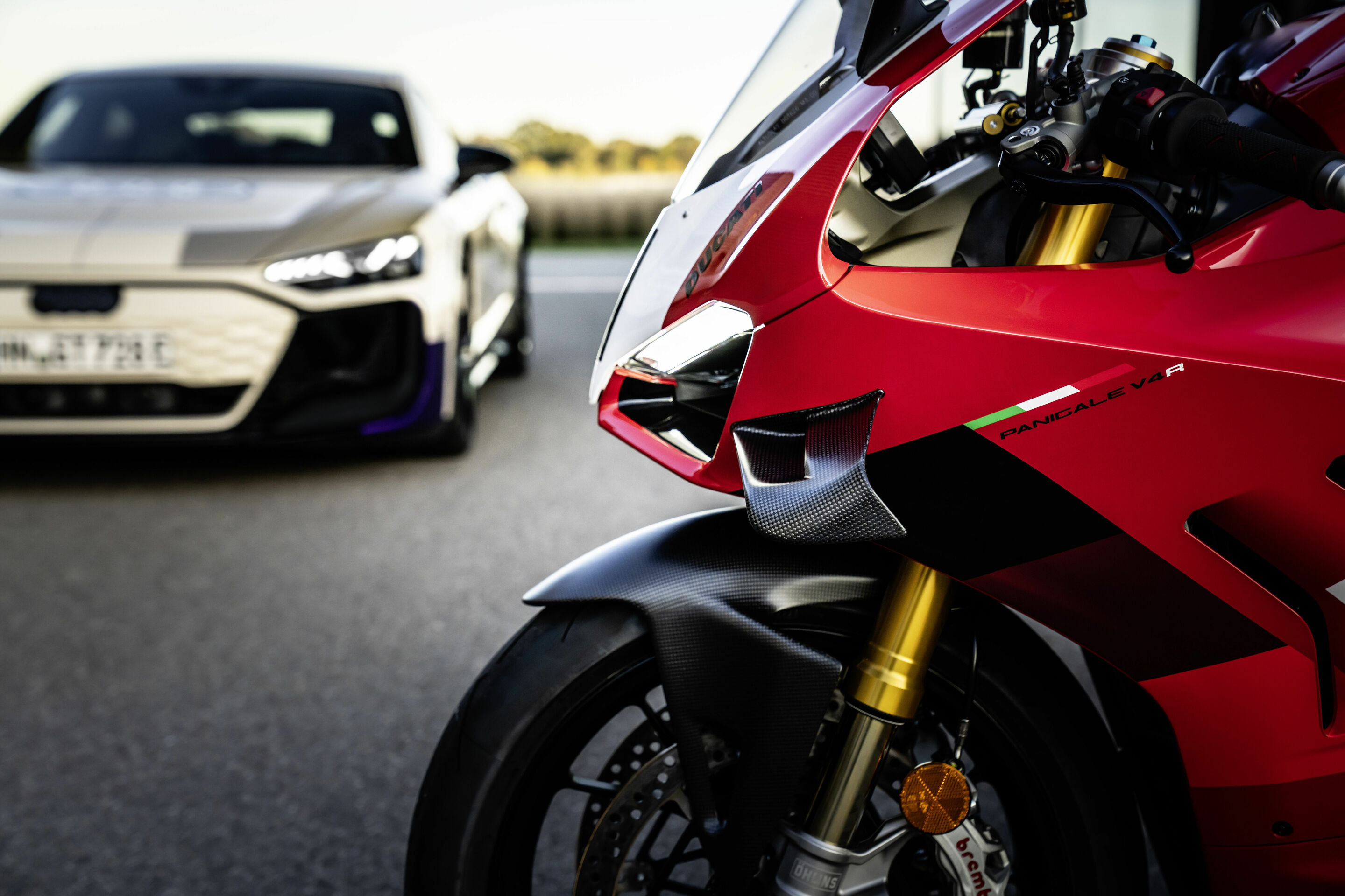 Audi e-tron GT Prototyp - Beherrschbare Performance im Doppelpack: der Prototyp des aufgewerteten e-tron GT und die Ducati Panigale V4 R.