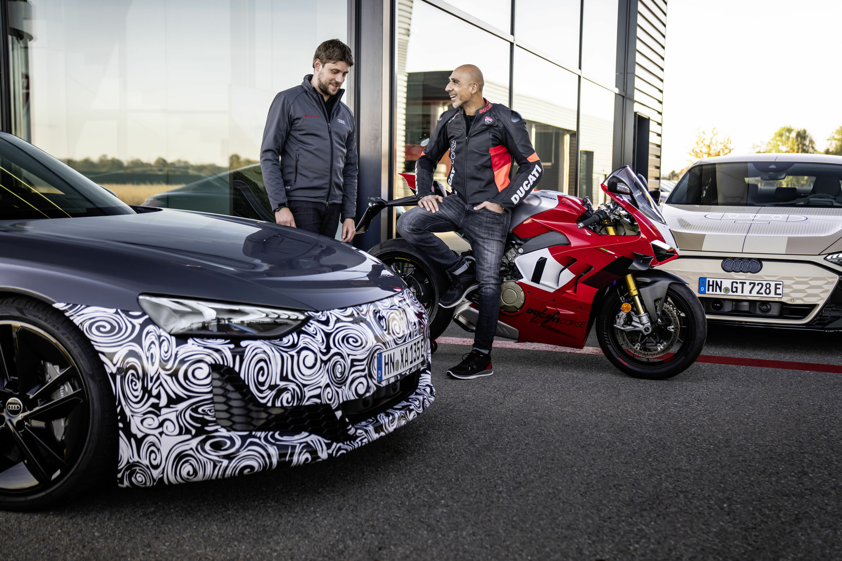 Audi e-tron GT Prototyp - Beherrschbare Performance im Doppelpack: Jaan Mattes Reiling (l.), Technischer Projektleiter bei Audi in Neckarsulm, und Ducati-Cheftester Alessandro Valia nach der Ausfahrt mit dem Prototyp des aufgewerteten e-tron GT und der...