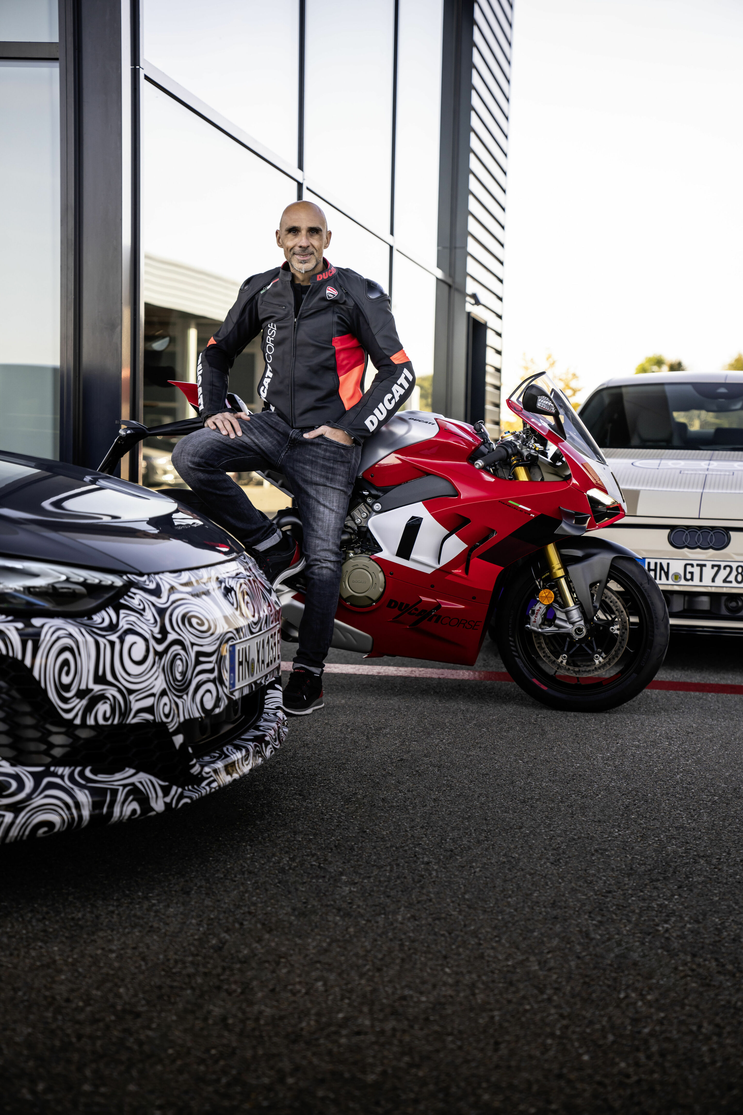 Audi e-tron GT Prototyp - Ducati-Cheftester Alessandro Valia auf der Ducati Panigale V4 R.