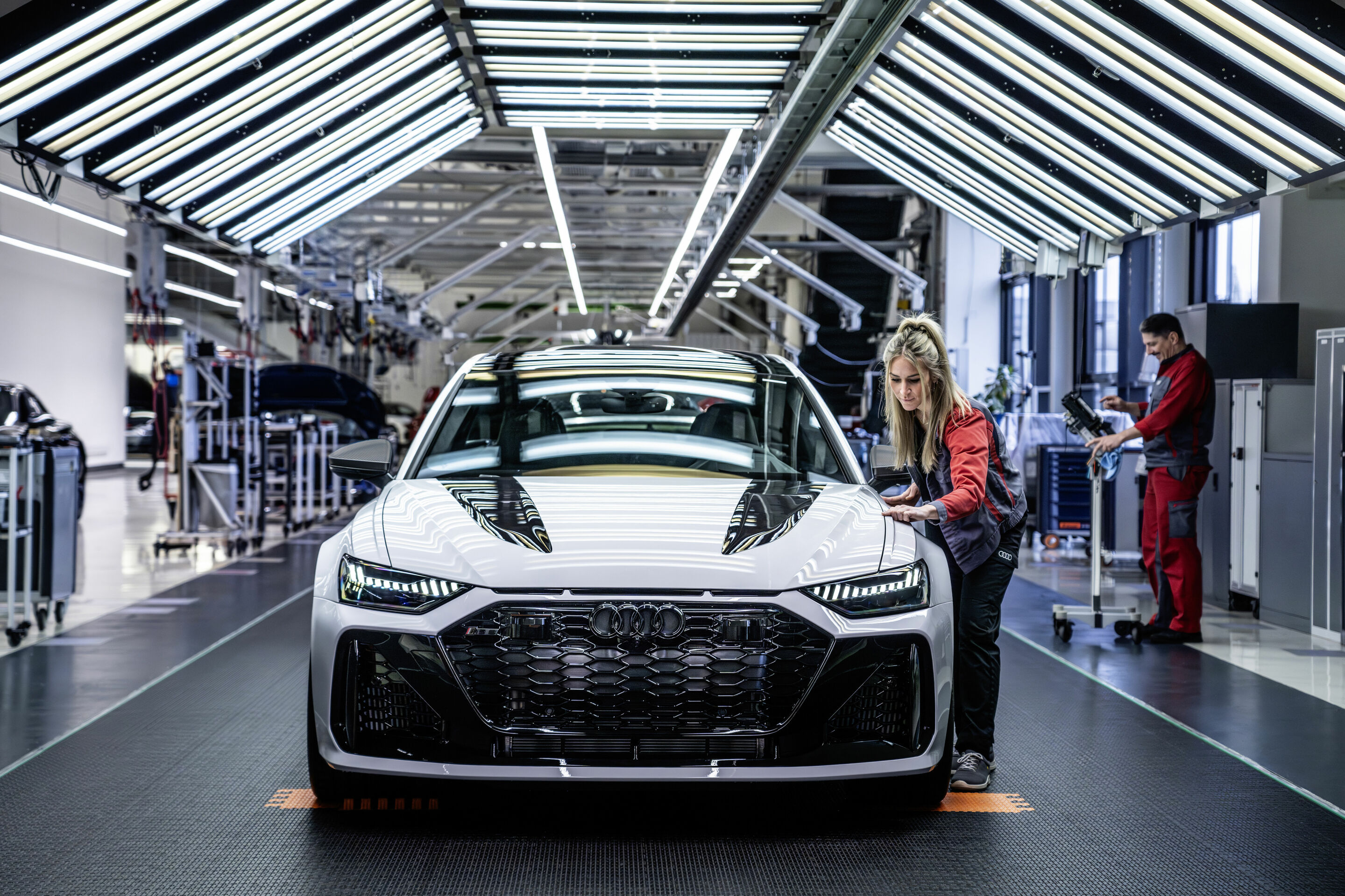 Audi RS 6 Avant GT - Final quality control of the paint surface of every Audi RS 6 Avant GT takes place in the Böllinger Höfe’s light tunnel.