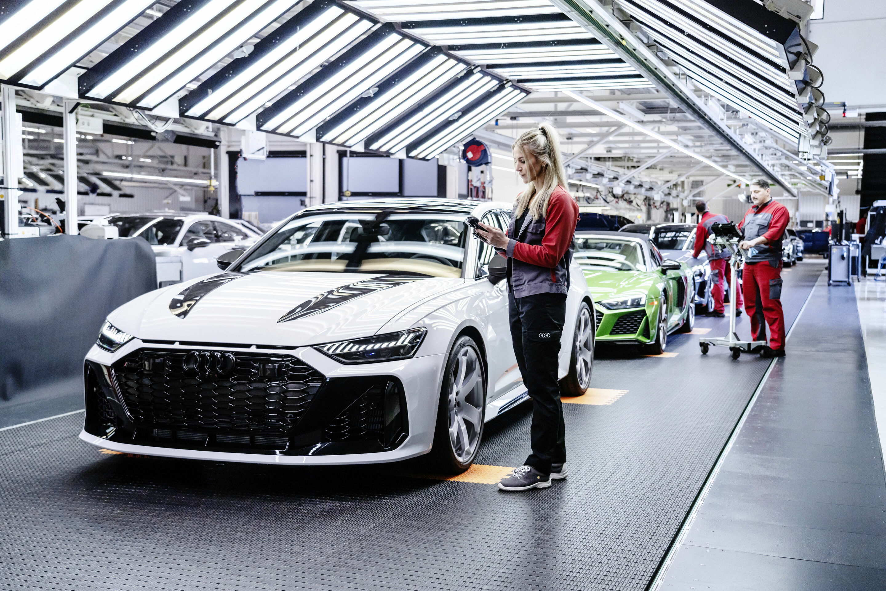 Audi RS 6 Avant GT - Final quality control of the paint surface of every Audi RS 6 Avant GT takes place in the Böllinger Höfe’s light tunnel.