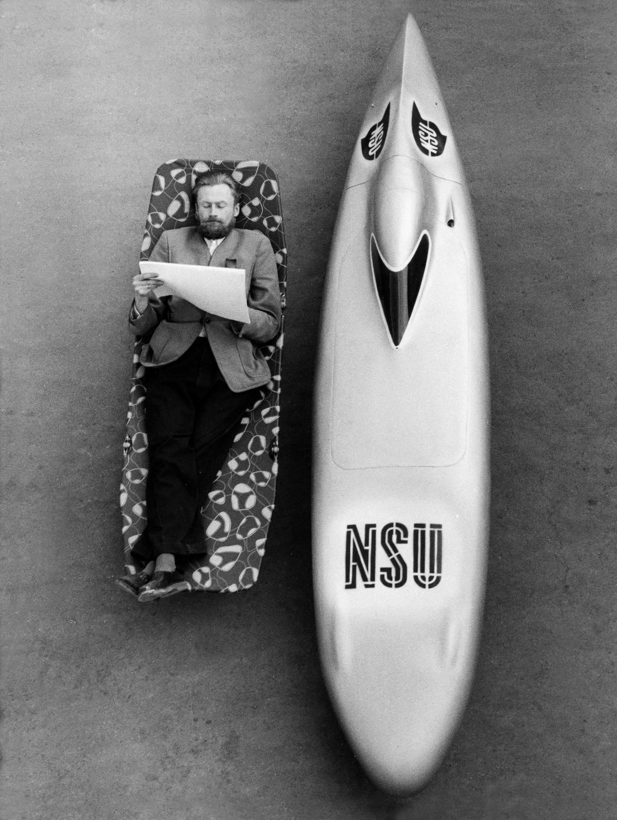 Record-breaking aerodynamics - Gustav Adolf Baumm uses a repurposed ironing board to convince Dr. Walter Froede, then head of development at NSU, of the controllability of the “Baumm deckchair.”