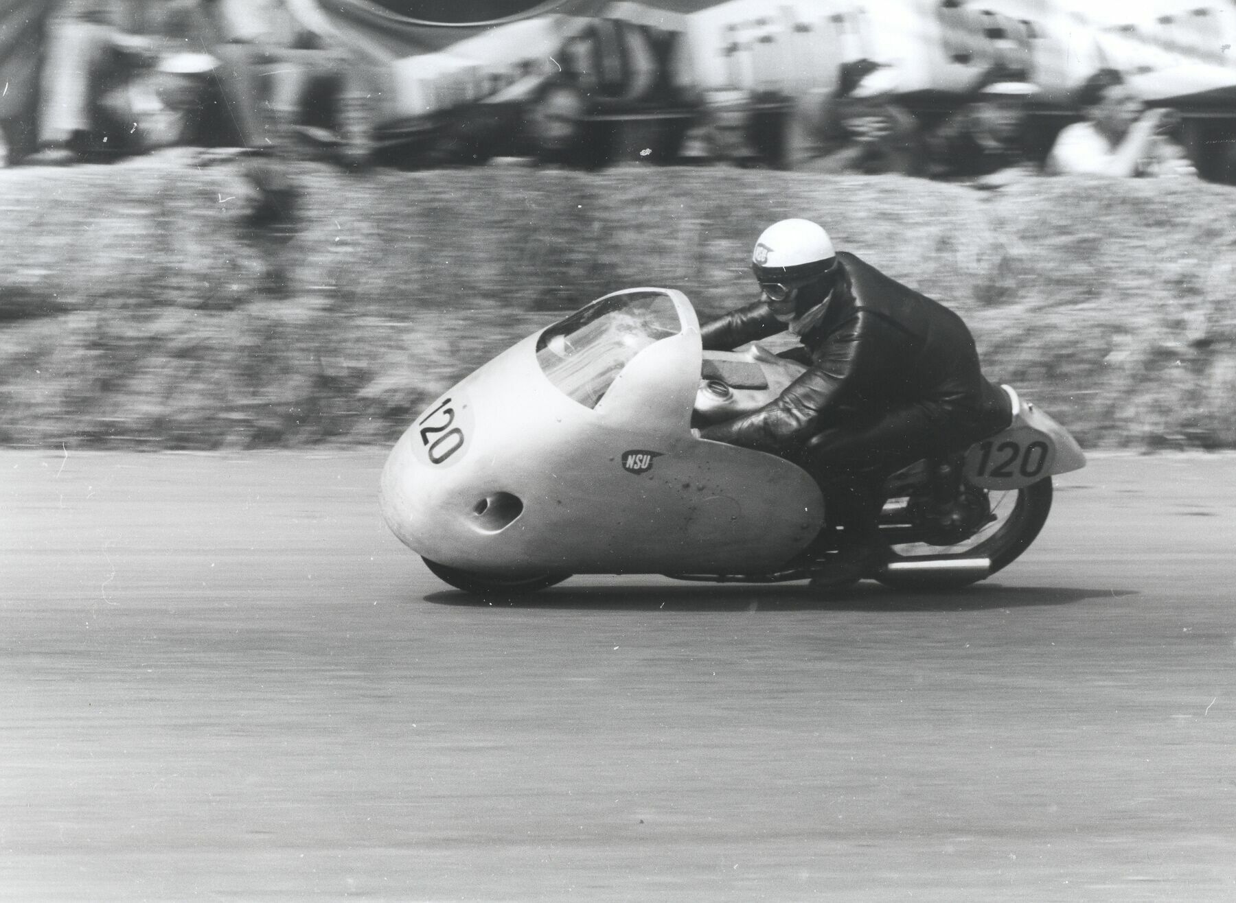 Aerodynamisch von Rekord zu Rekord - 1954 kommt beim Rennen auf der Solitude in der Nähe von Stuttgart bei der NSU Rennmax zum ersten Mal die Vollverkleidung Typ „Blauwal“ zum Einsatz.