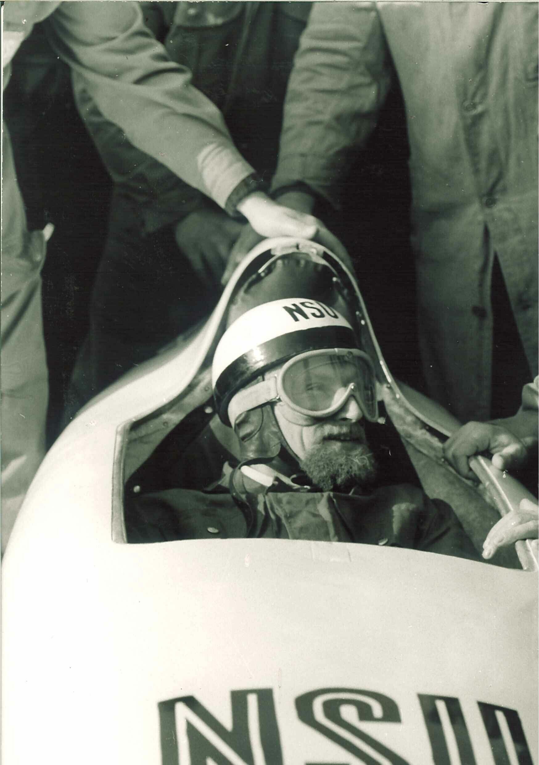 Record-breaking aerodynamics - Gustav Adolf Baumm in the “Baumm flying lawn chair.”