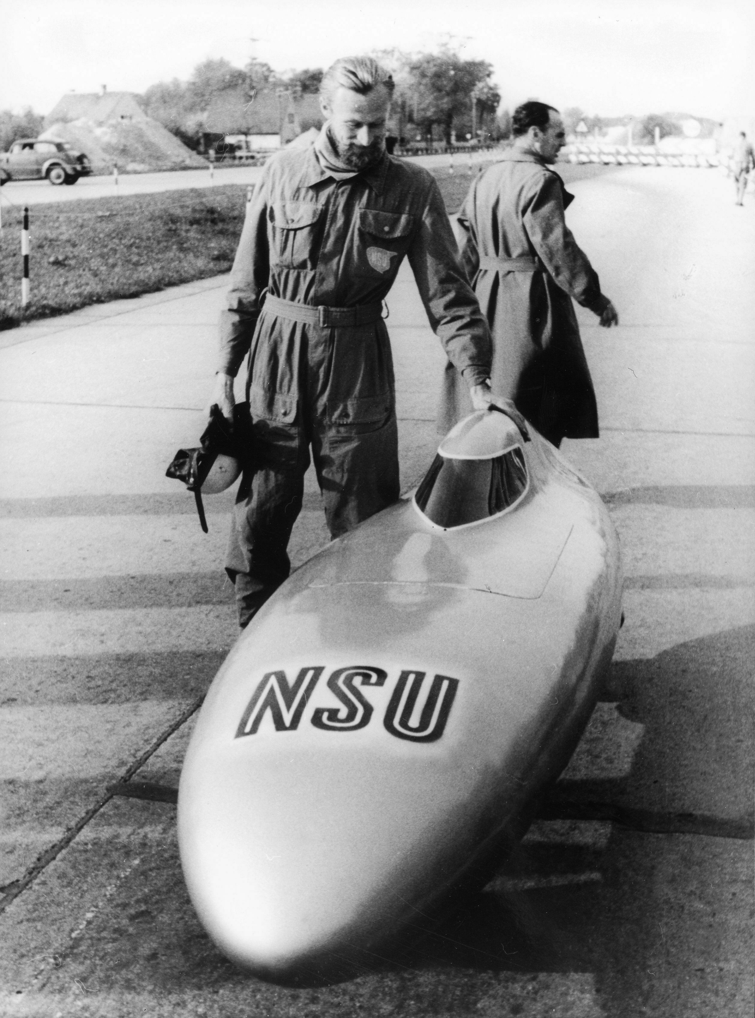 Record-breaking aerodynamics - Gustav Adolf Baumm with his record-setting bike on the Munich–Ingolstadt autobahn.