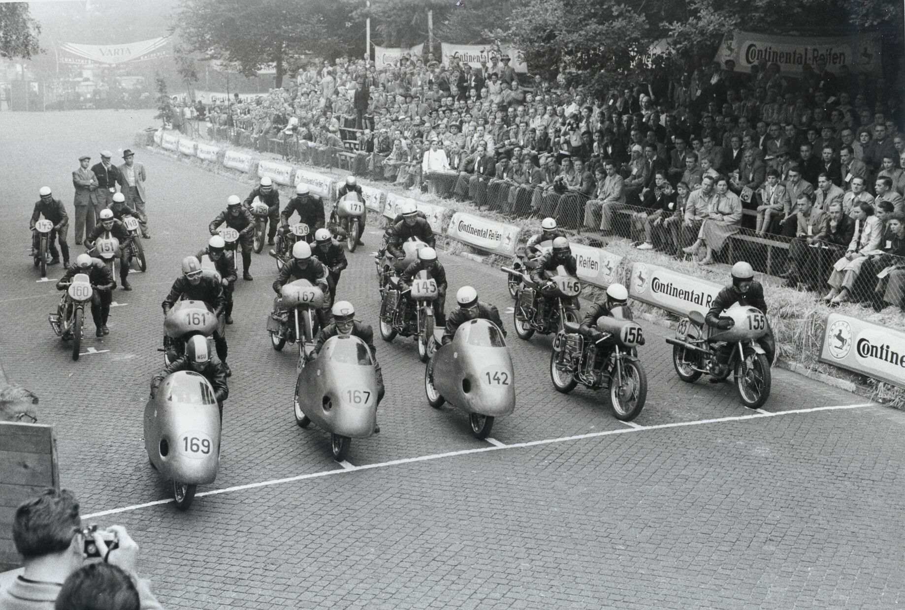 Record-breaking aerodynamics - The NSU Rennmax Blue Whale on the racetrack.
