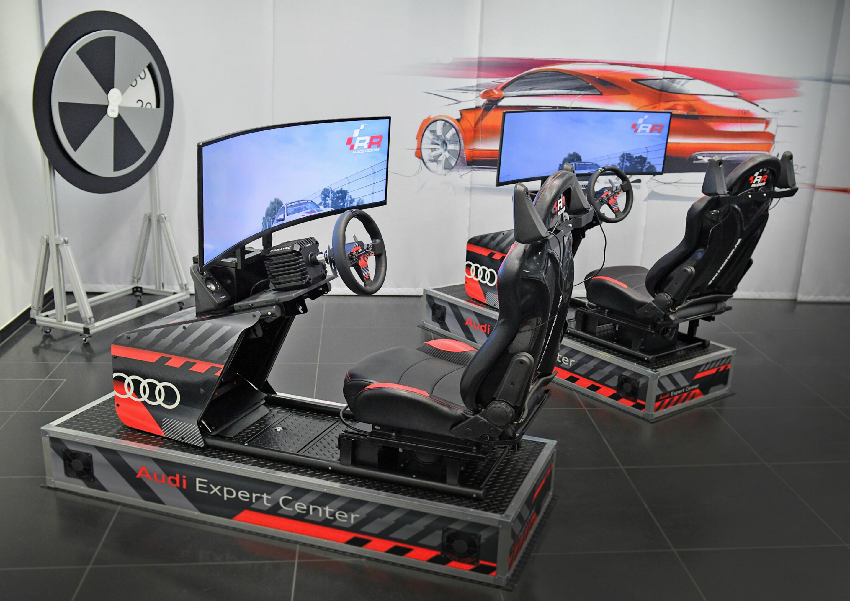 Rennsport-Feeling in virtuellen Fahrsimulatoren - Im neuen Audi Expert Center lassen sich an drei Fahrsimulatoren Rennen fahren.