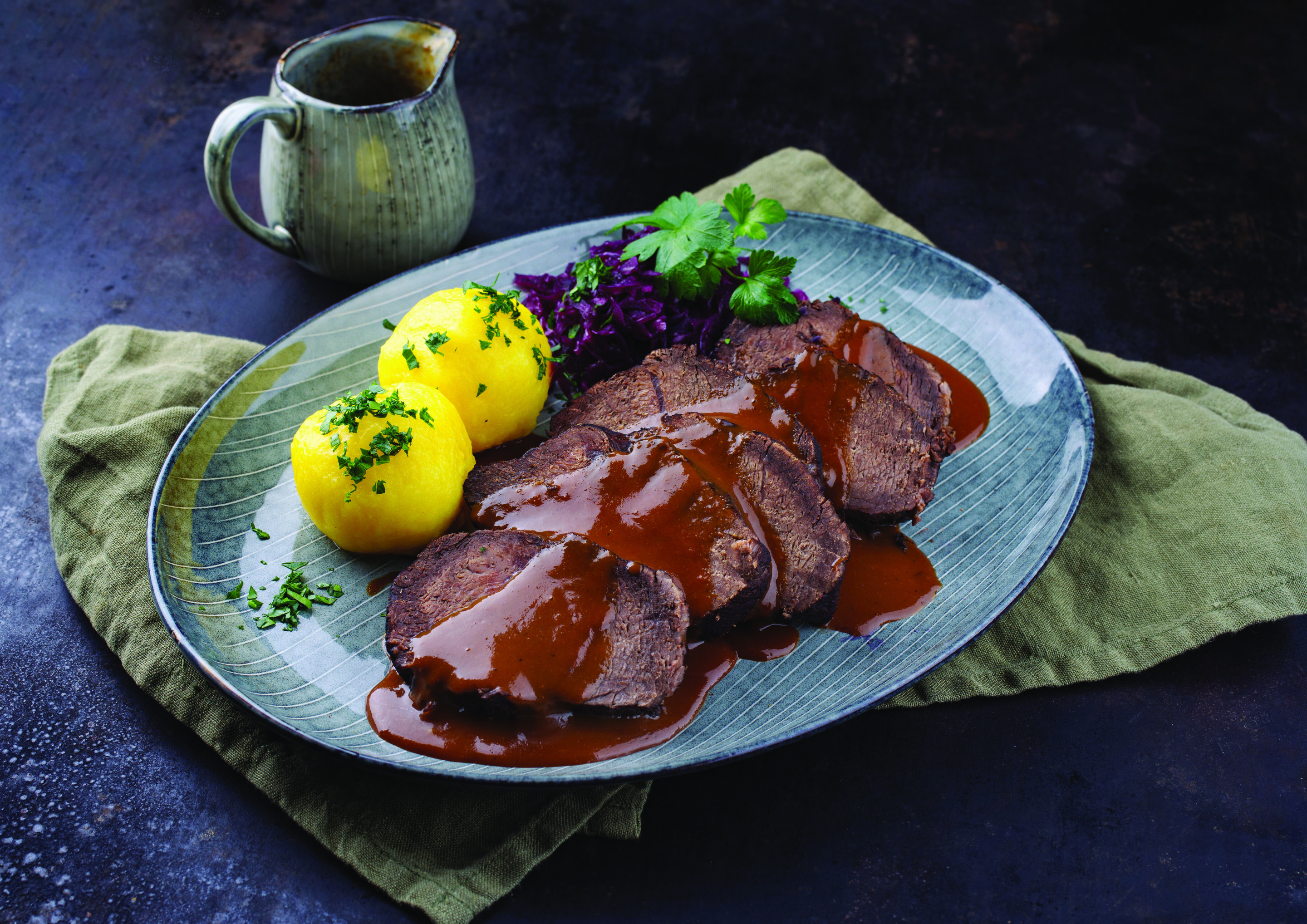 „Dinner for two“ im Restaurant AVUS - Der Hauptgang des Vier-Gänge-Menüs im Januar: Rinderbraten mit Apfel, Rotkohl und Kartoffelklößchen.