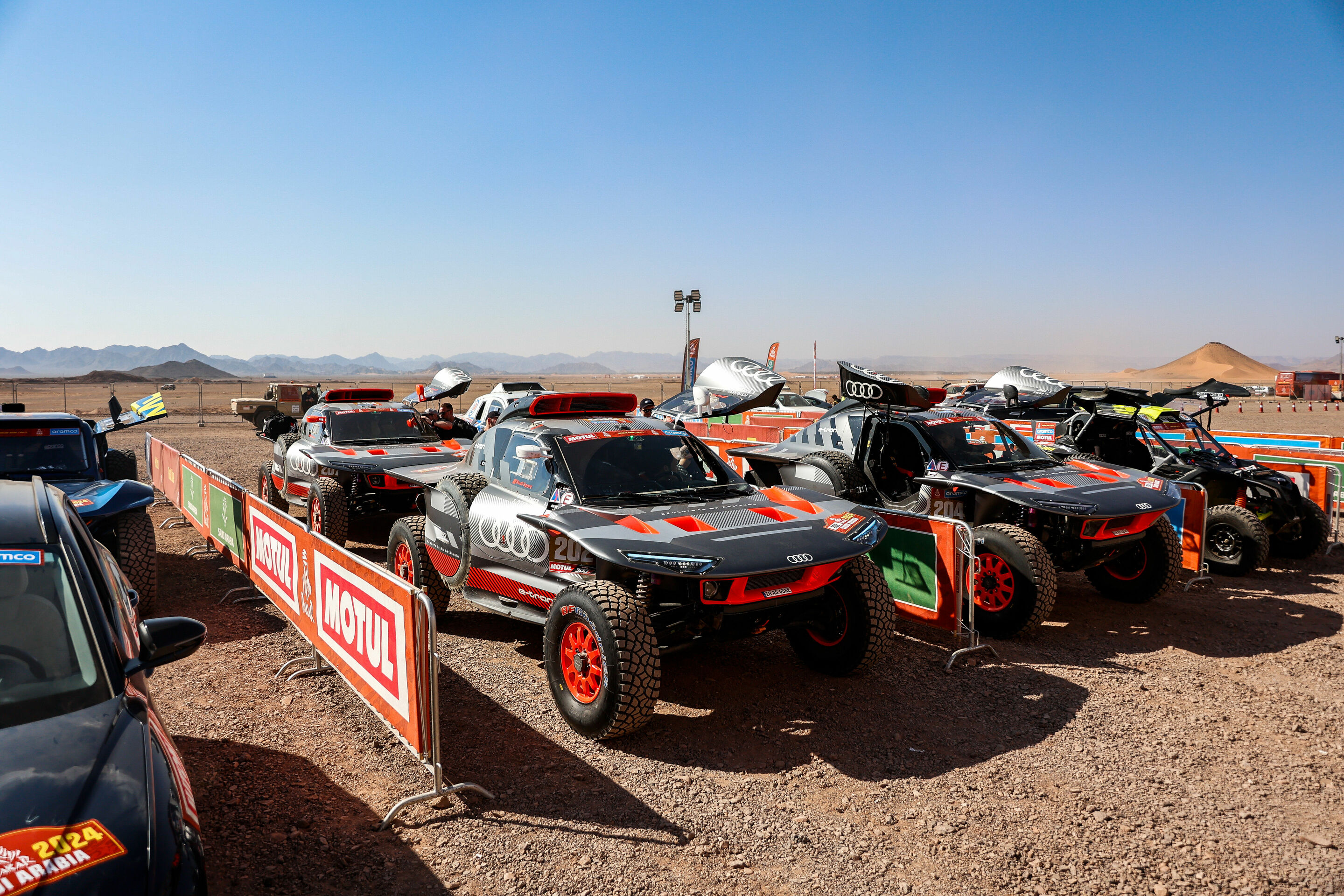 Rallye Dakar 2024 - Audi RS Q e-tron #202 (Team Audi Sport), Stéphane Peterhansel/Edouard Boulanger, Audi RS Q e-tron #204 (Team Audi Sport), Carlos Sainz/Lucas Cruz