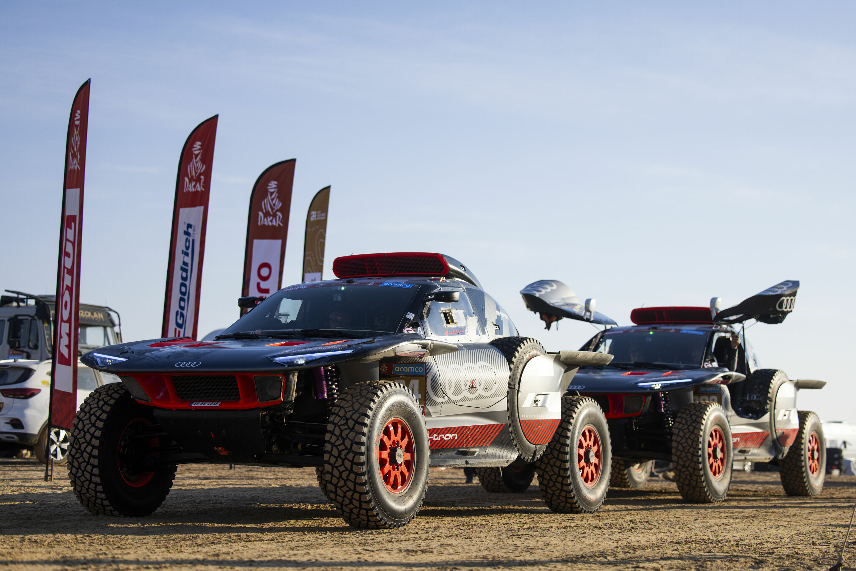 Rallye Dakar 2024 - Audi RS Q e-tron #204 (Team Audi Sport), Carlos Sainz/Lucas Cruz; Audi RS Q e-tron #202 (Team Audi Sport), Stéphane Peterhansel/Edouard Boulanger