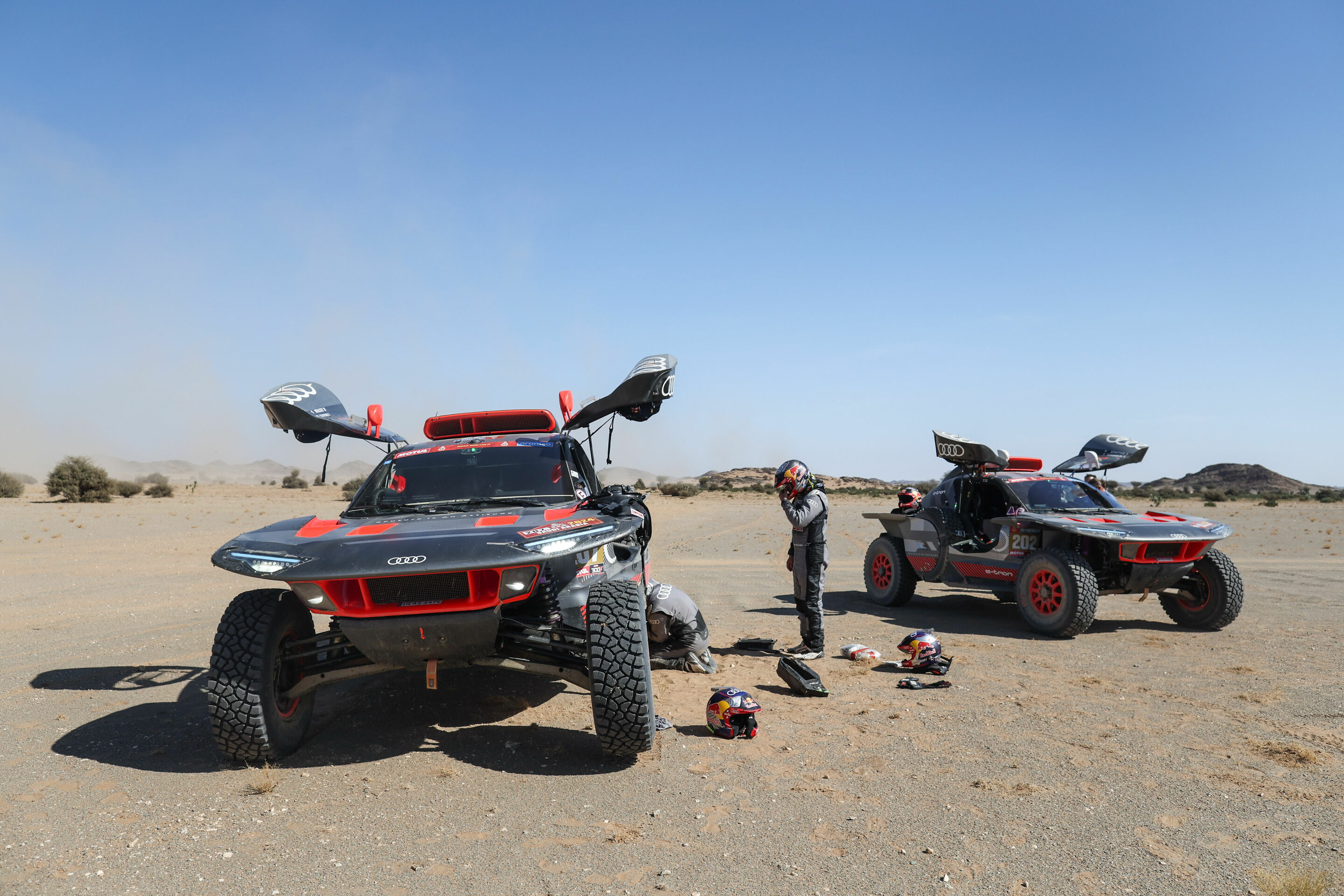 Rallye Dakar 2024 - Audi RS Q e-tron #207 (Team Audi Sport), Mattias Ekström/Emil Bergkvist; Audi RS Q e-tron #202 (Team Audi Sport), Stéphane Peterhansel/Edouard Boulanger