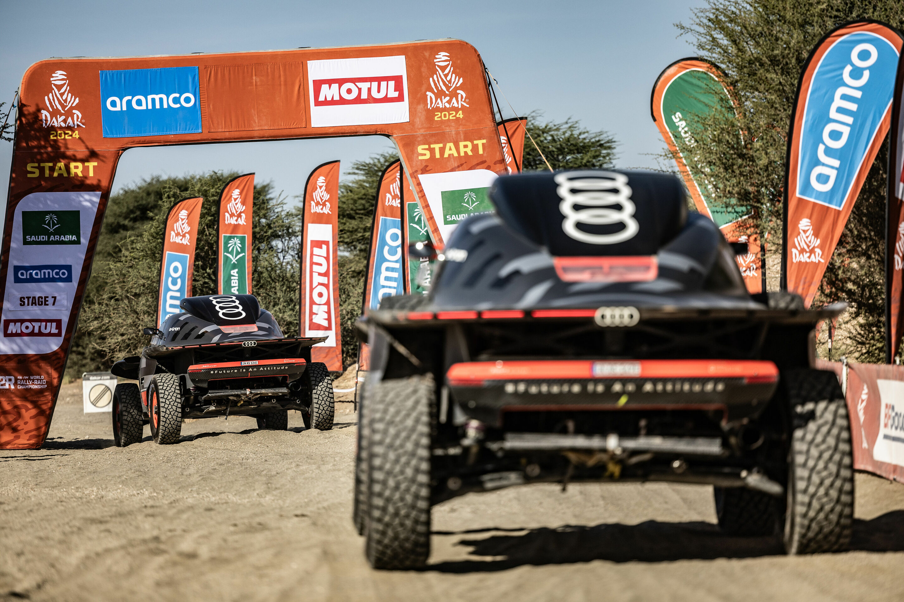 Rallye Dakar 2024 - Audi RS Q e-tron #204 (Team Audi Sport), Carlos Sainz/Lucas Cruz; Audi RS Q e-tron #207 (Team Audi Sport), Mattias Ekström/Emil Bergkvist