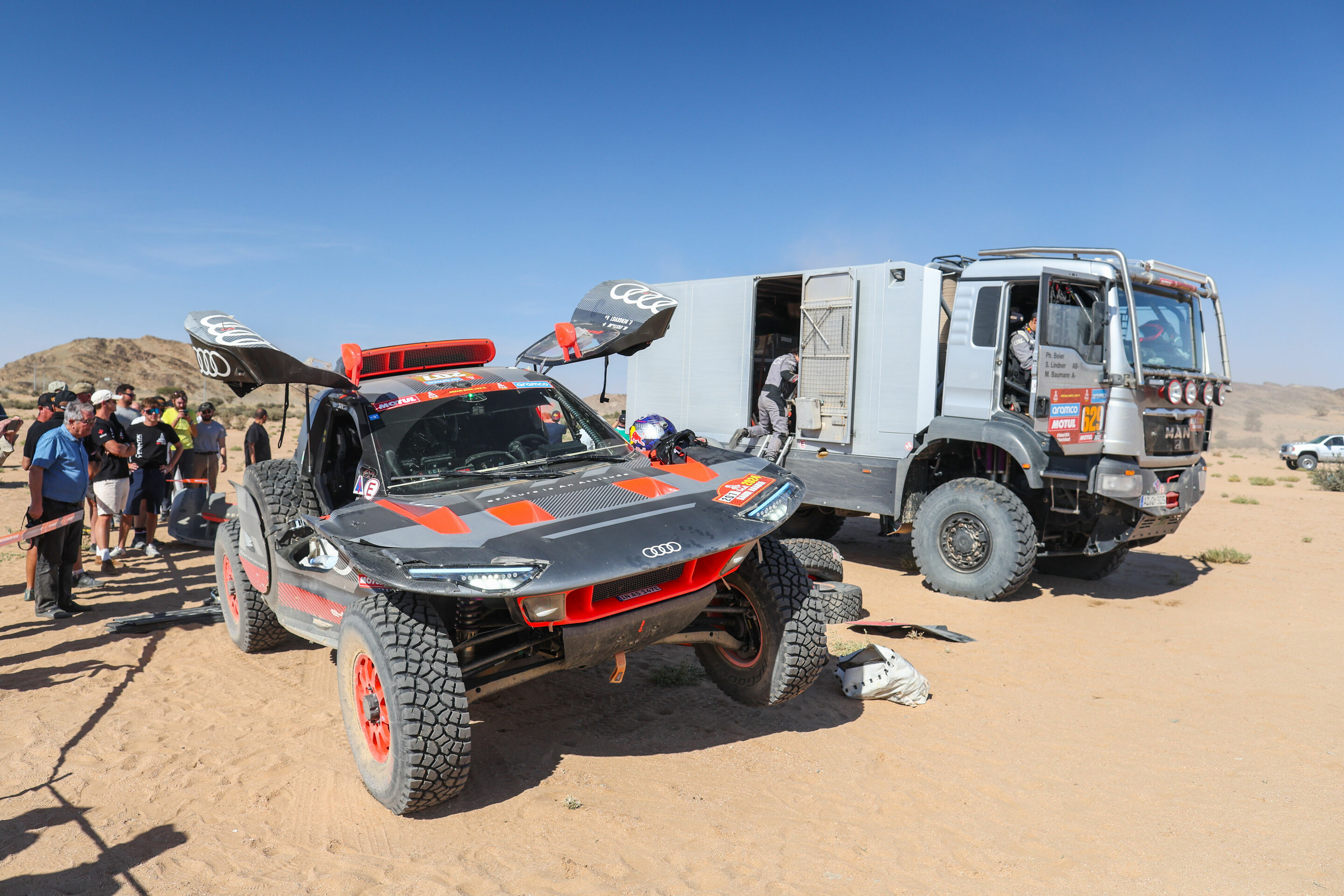 Rallye Dakar 2024 - Audi RS Q e-tron #207 (Team Audi Sport), Mattias Ekström/Emil Bergkvist; MAN TGA #629 (Q Motorsport Team), Michael Baumann/Philipp Beier/Sebastian Lindner