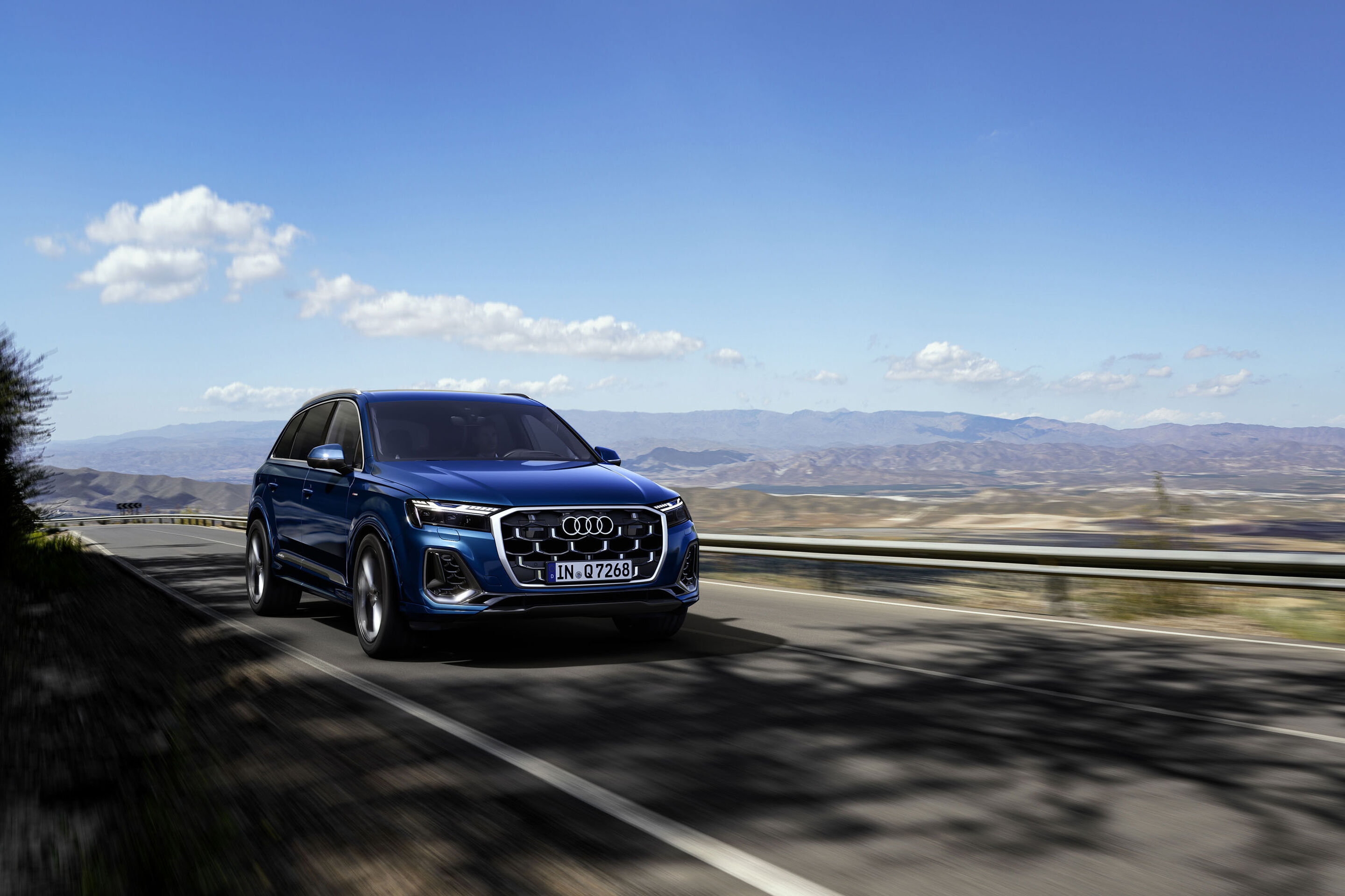 Audi Q7 (bis 2026) - Fahraufnahme, 
Farbe: Ascariblau Metallic