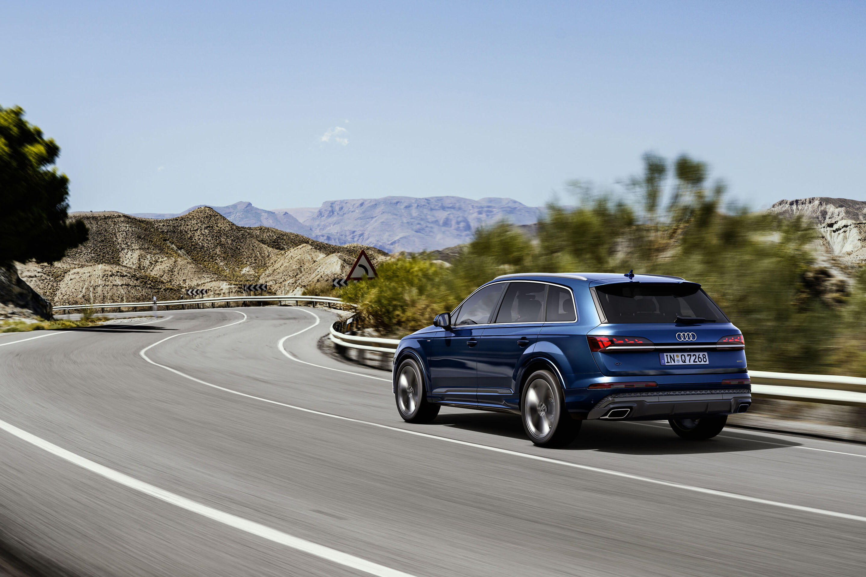 Audi Q7 (bis 2026) - Fahraufnahme, 
Farbe: Ascariblau Metallic