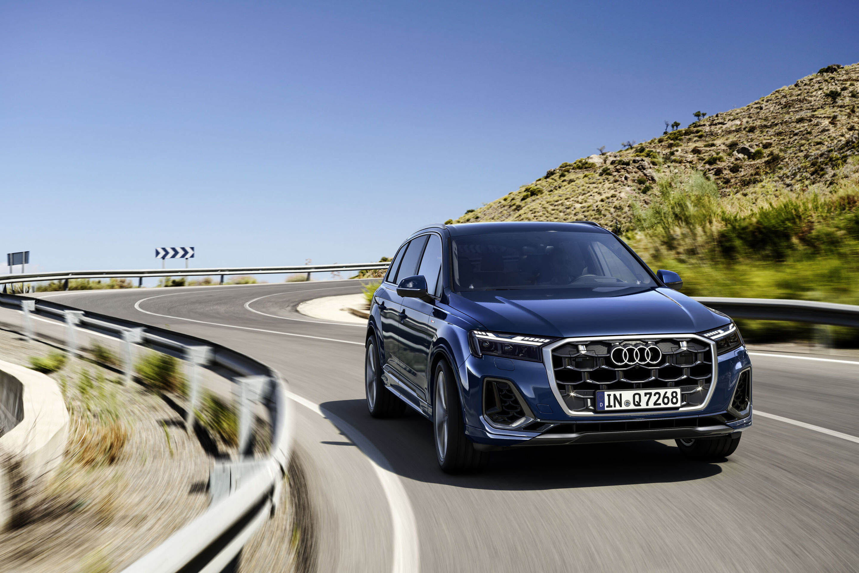 Audi Q7 (bis 2026) - Fahraufnahme, 
Farbe: Ascariblau Metallic
