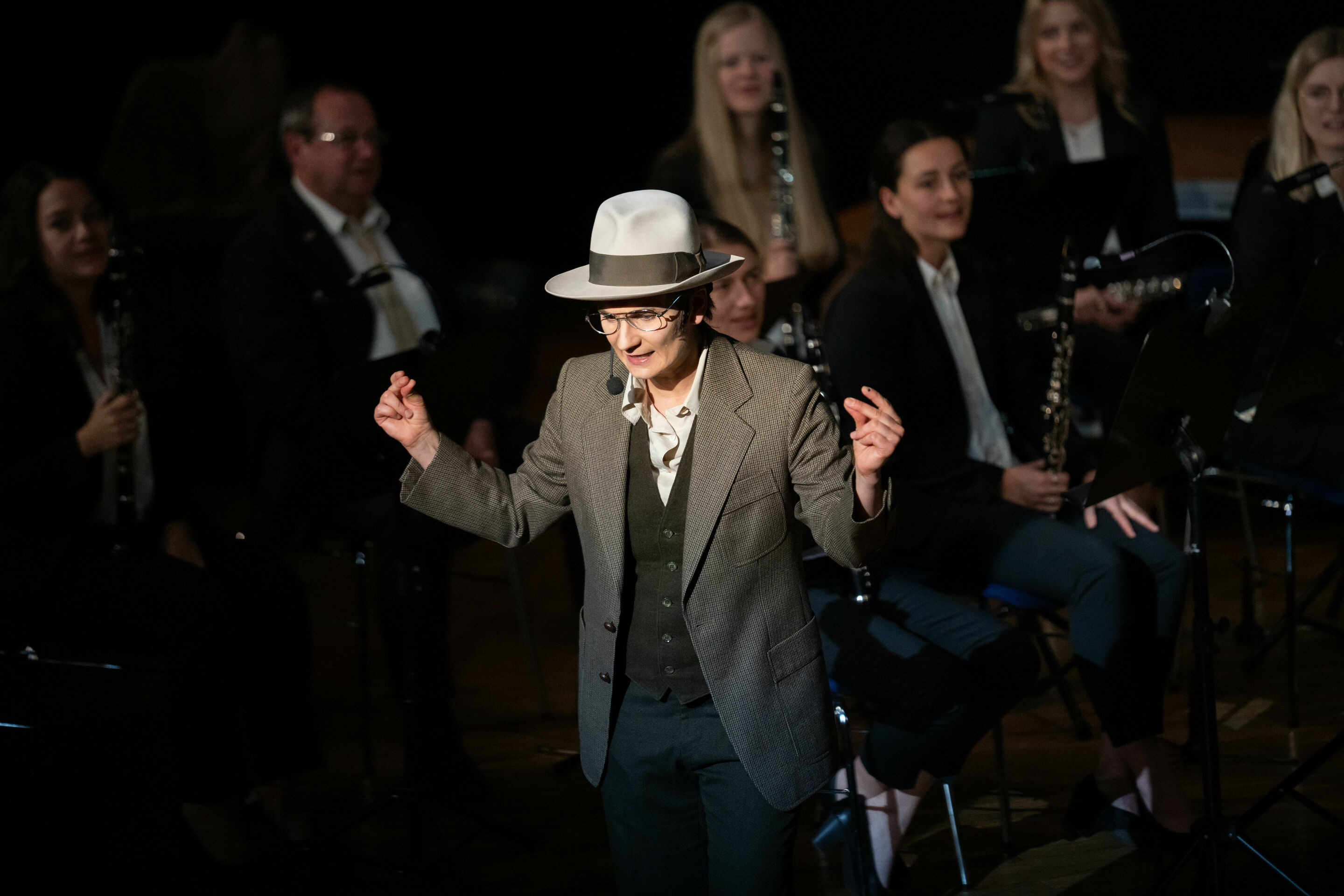 Kinderkonzert und Big-Band-Sound - Als „Detektiv Allegro“ nimmt Olivia Wendt die Kinder mit auf eine musikalische Rätselrallye.