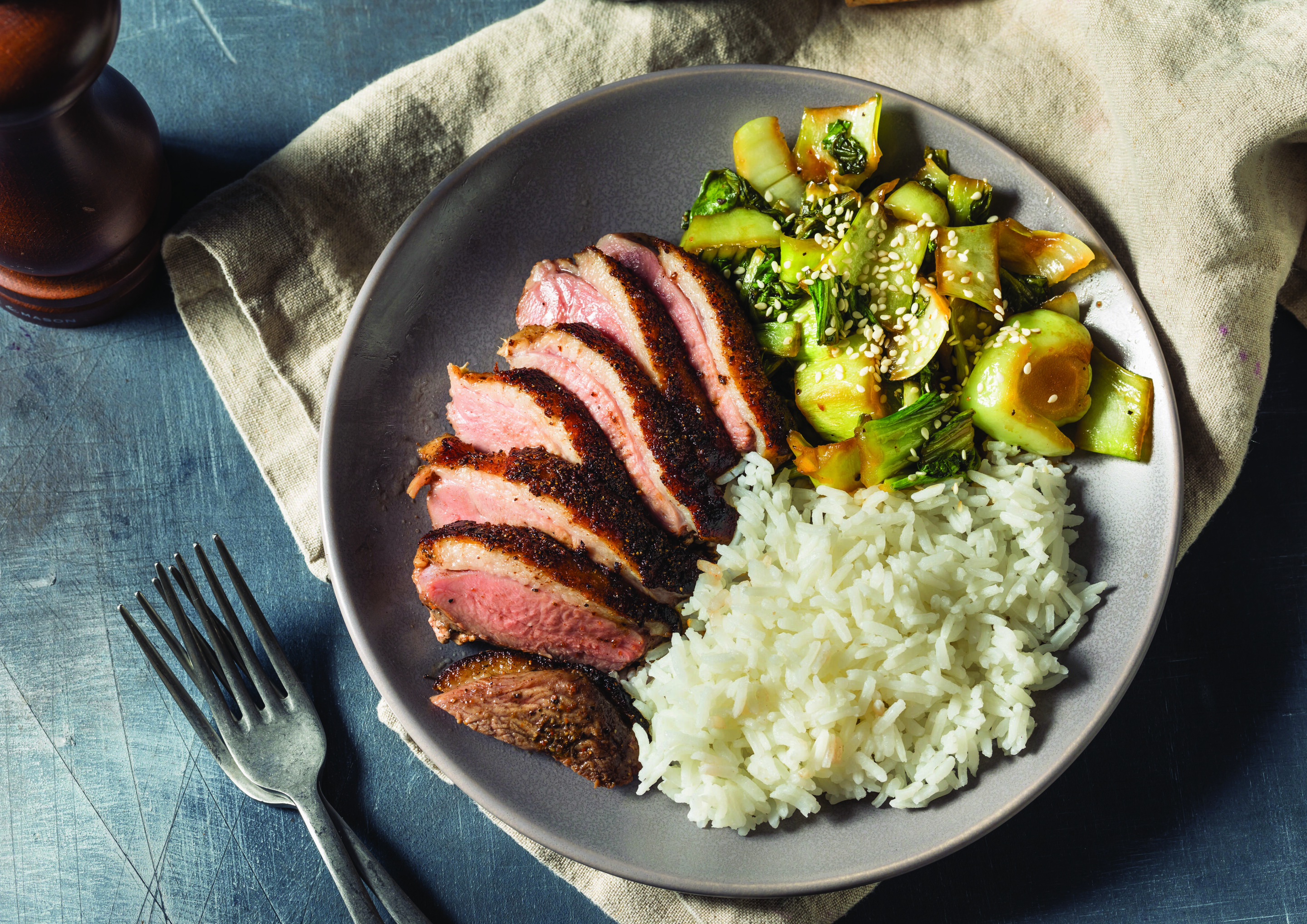 „Dinner for two“ im Restaurant AVUS - Der Hauptgang des Vier-Gänge-Menüs im Februar: gebratene Entenbrust auf Pak-Choi-Gemüse, Basmatireis und Teriyaki-Sauce.