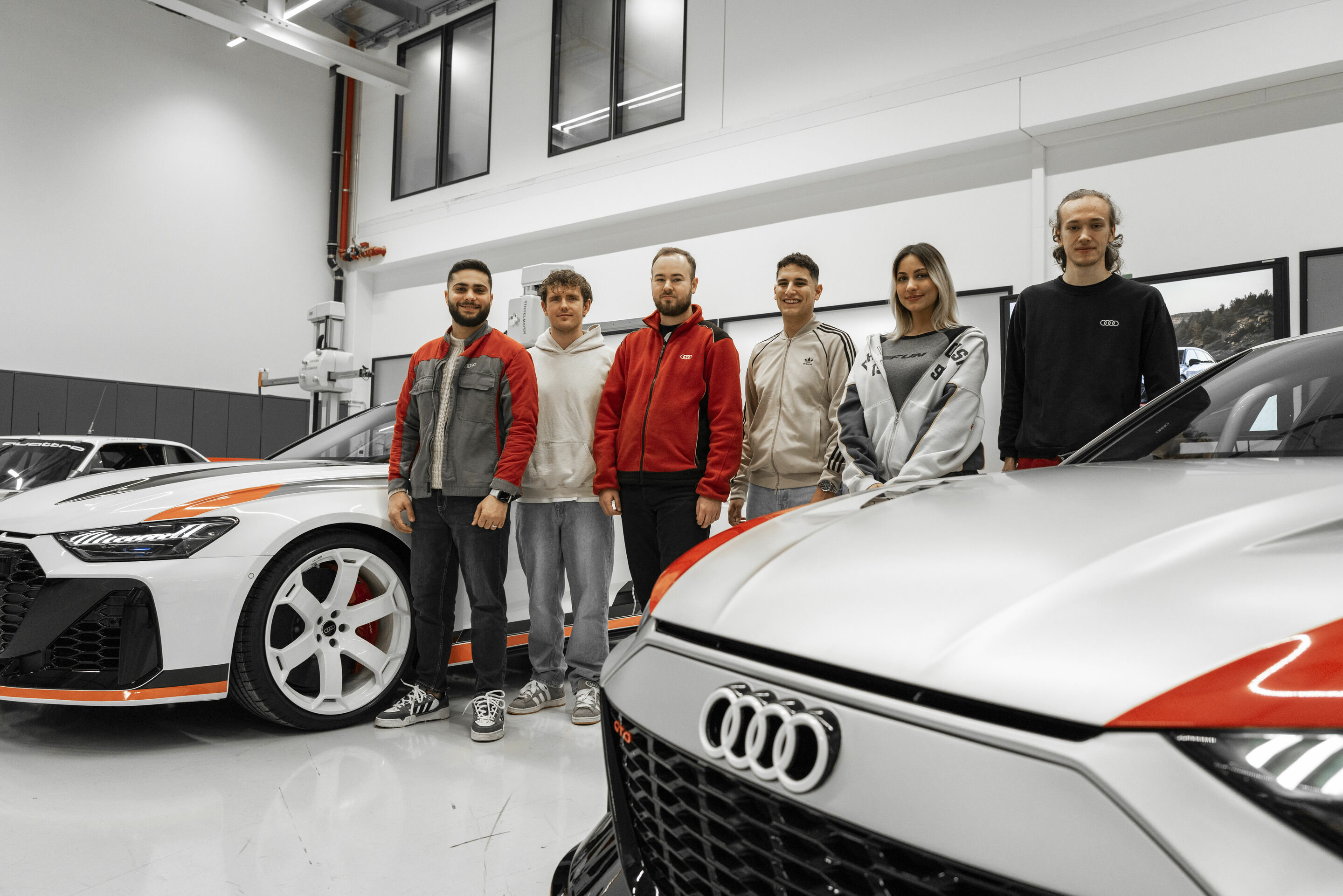 Audi RS 6 Avant GT - Die ehemaligen Auszubildenden Moumen Hallak, Marc Gerstung, Kai Fischer, Altan Uzunok, Nebahat Calistran und Jonathan Trinkner bei der ersten Vorstellung des RS 6 Avant GT.