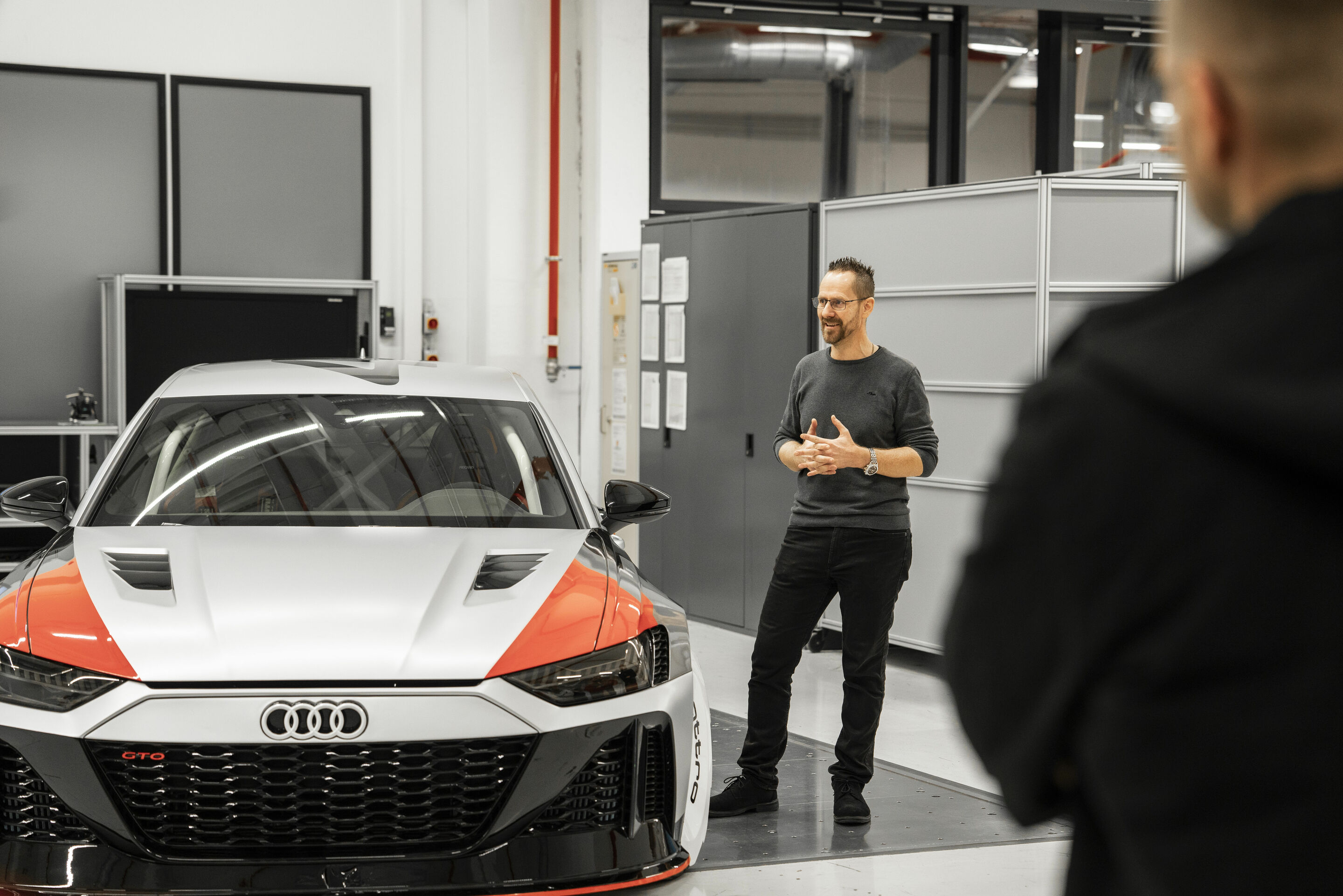 Audi RS 6 Avant GT - Timo Engler, Leiter der Ausbildung für Fahrzeugtechnik und Logistik in Neckarsulm, lobt seine früheren Schützlinge: „Sie sind über sich hinausgewachsen.”