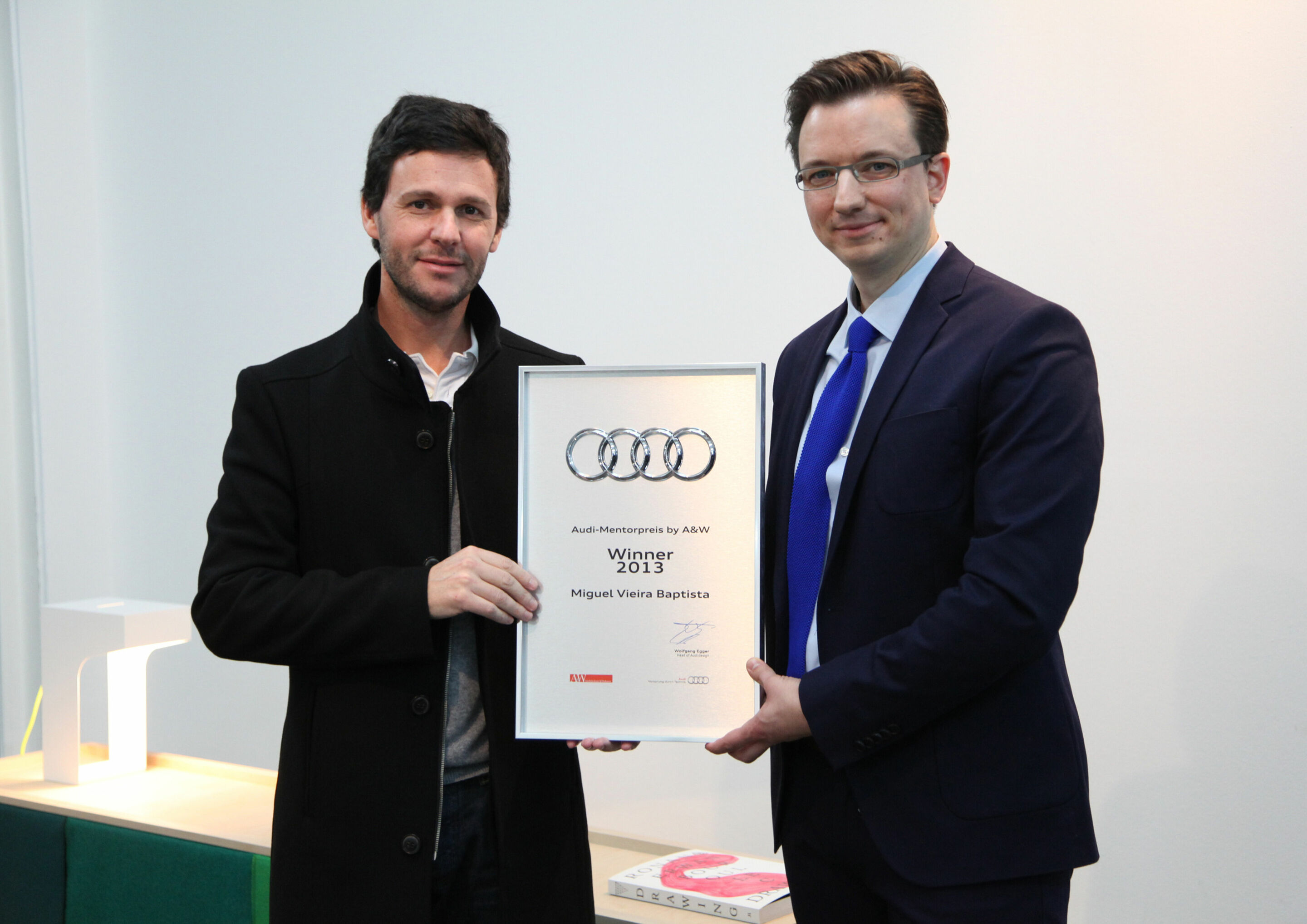 Designer Miguel Vieira Baptista wins “Audi Mentor Prize by A&W” - At the award ceremony „Audi Mentor Prize by A&W“ in Cologne: Miguel Vieira Baptista received the „Audi Mentor Prize by A&W“ from André Georgi, Head of Product Design at the Audi Concept...