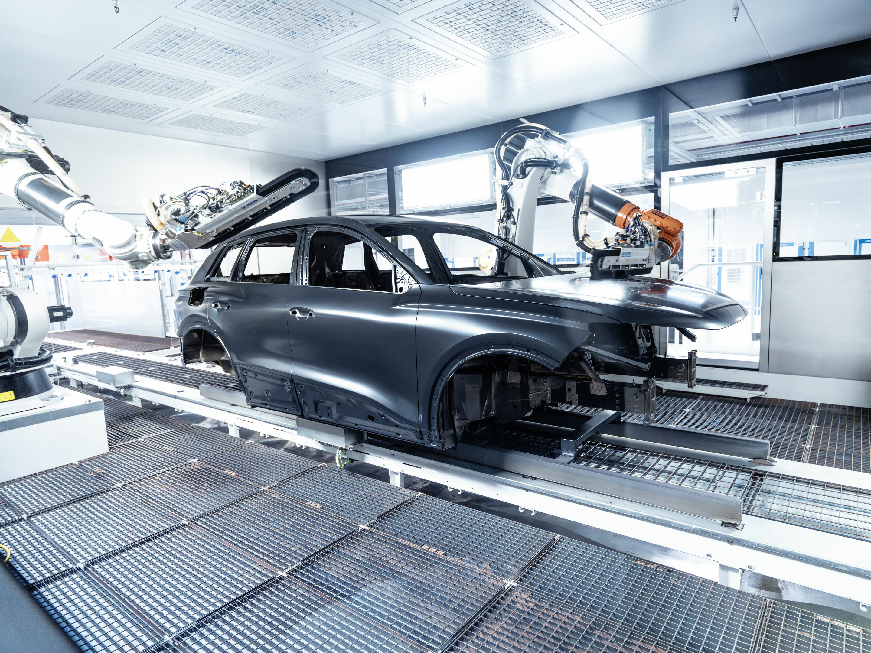 Production Audi Q6 e-tron at the Ingolstadt site - Rotating brushes clean the painted bodywork.