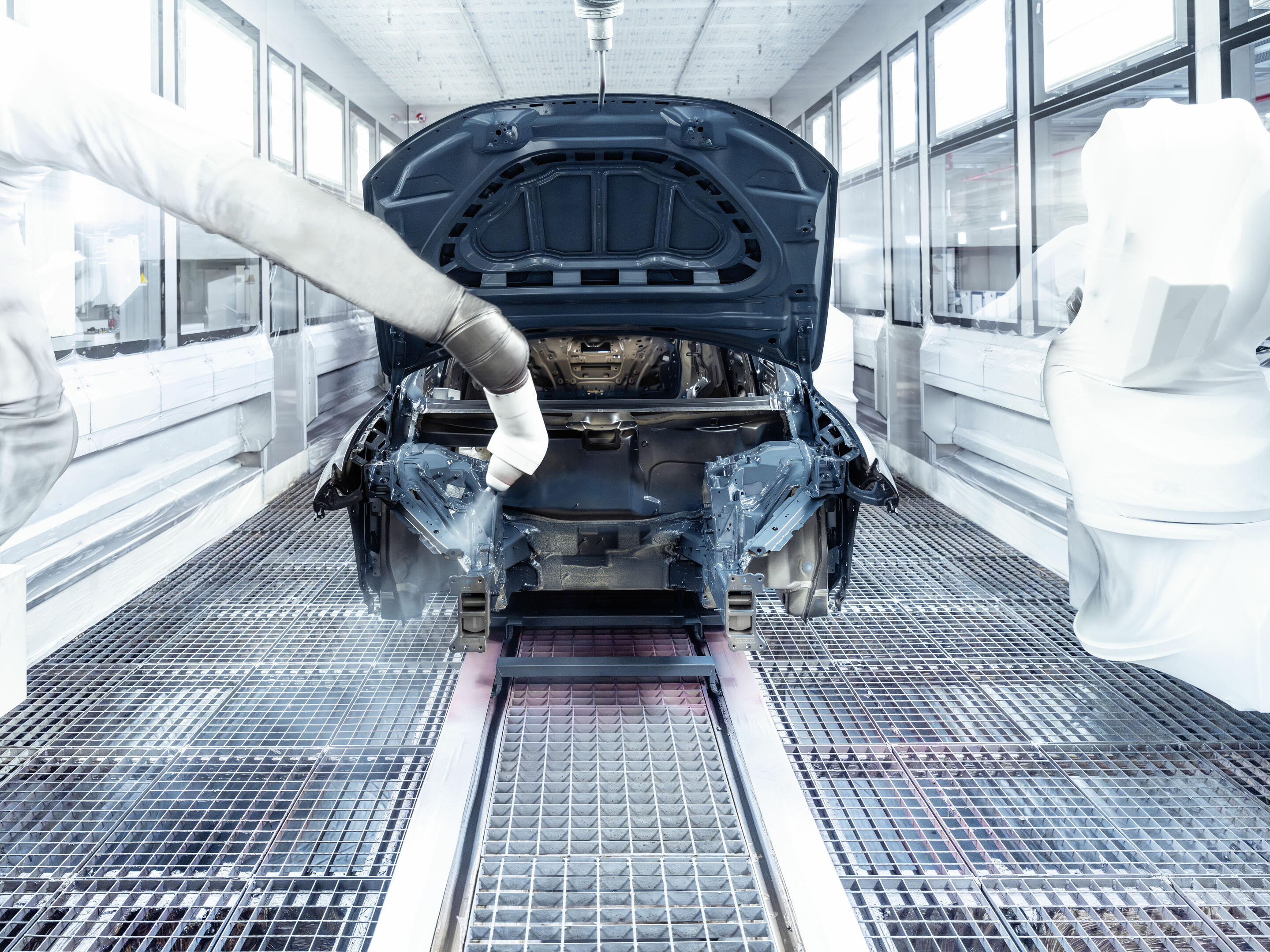 Produktion Audi Q6 e-tron am Standort Ingolstadt - Decklack wird auf die Innenbereiche der Karosserie aufgetragen.