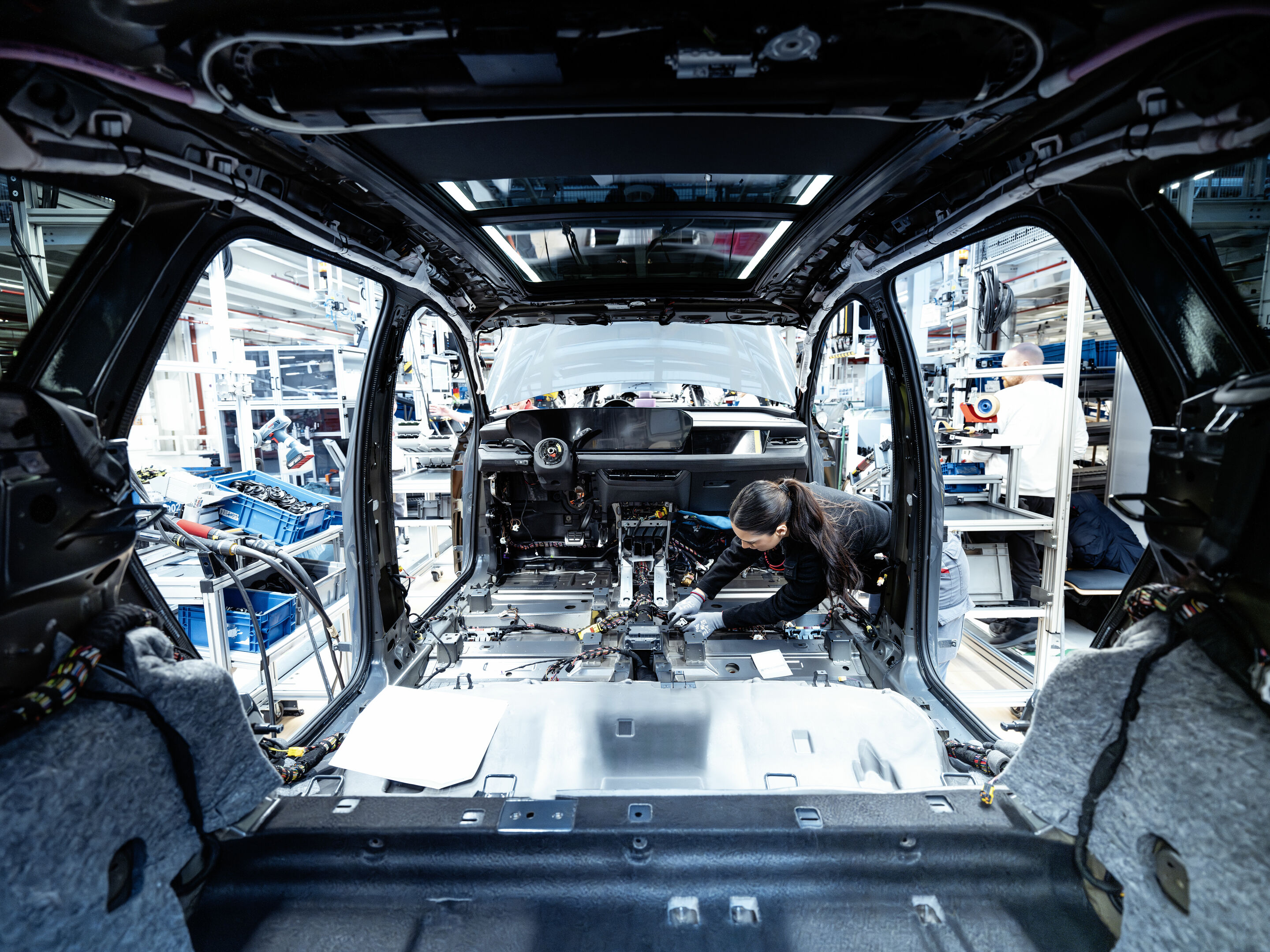 Production Audi Q6 e-tron at the Ingolstadt site - Wiring harnesses are fitted during assembly.