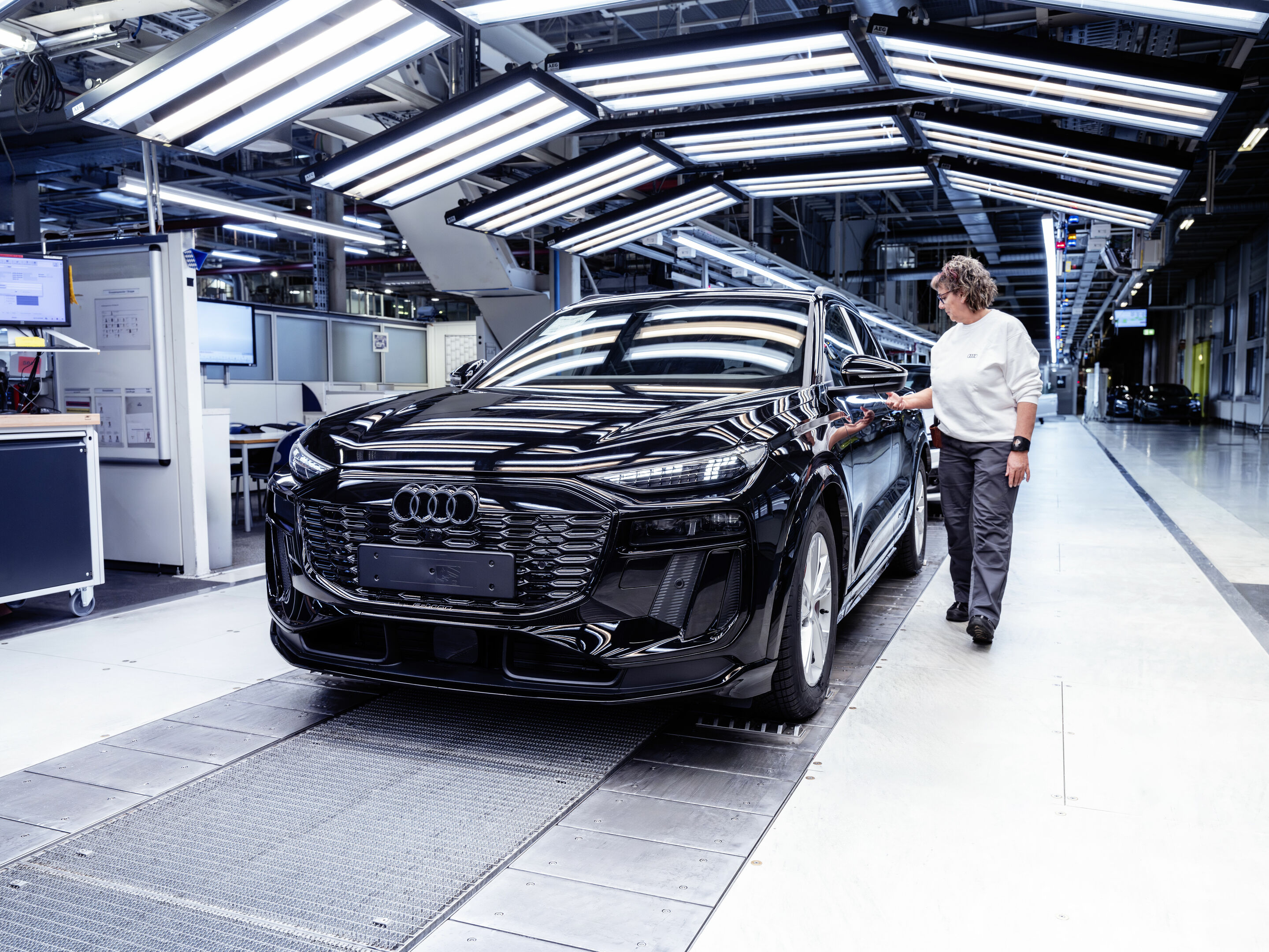 Production Audi Q6 e-tron at the Ingolstadt site - Final check during assembly