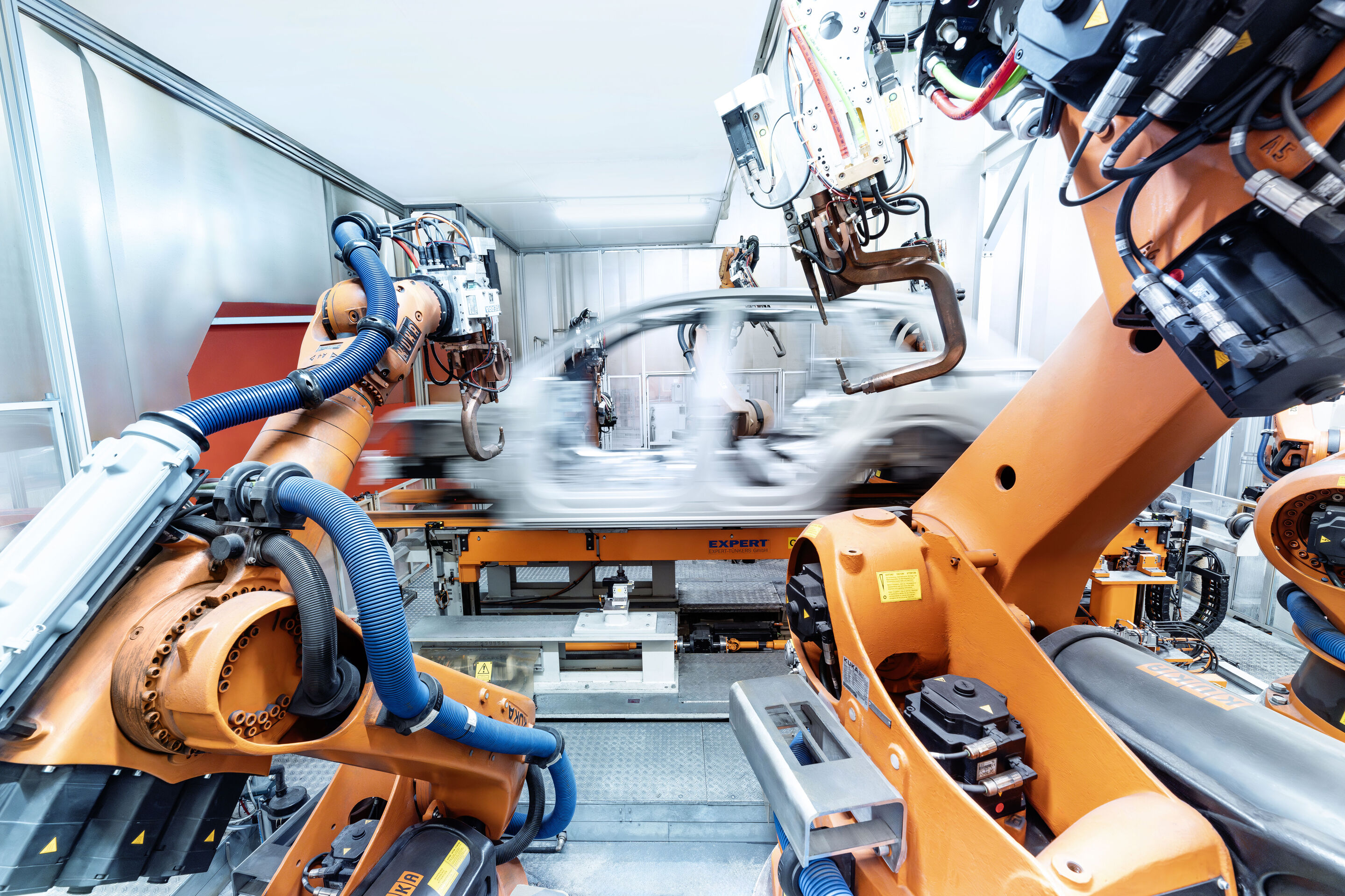 Produktion Audi Q6 e-tron am Standort Ingolstadt - Für die Fertigung der PPE Karosserien verwendet Audi 600 Roboter.