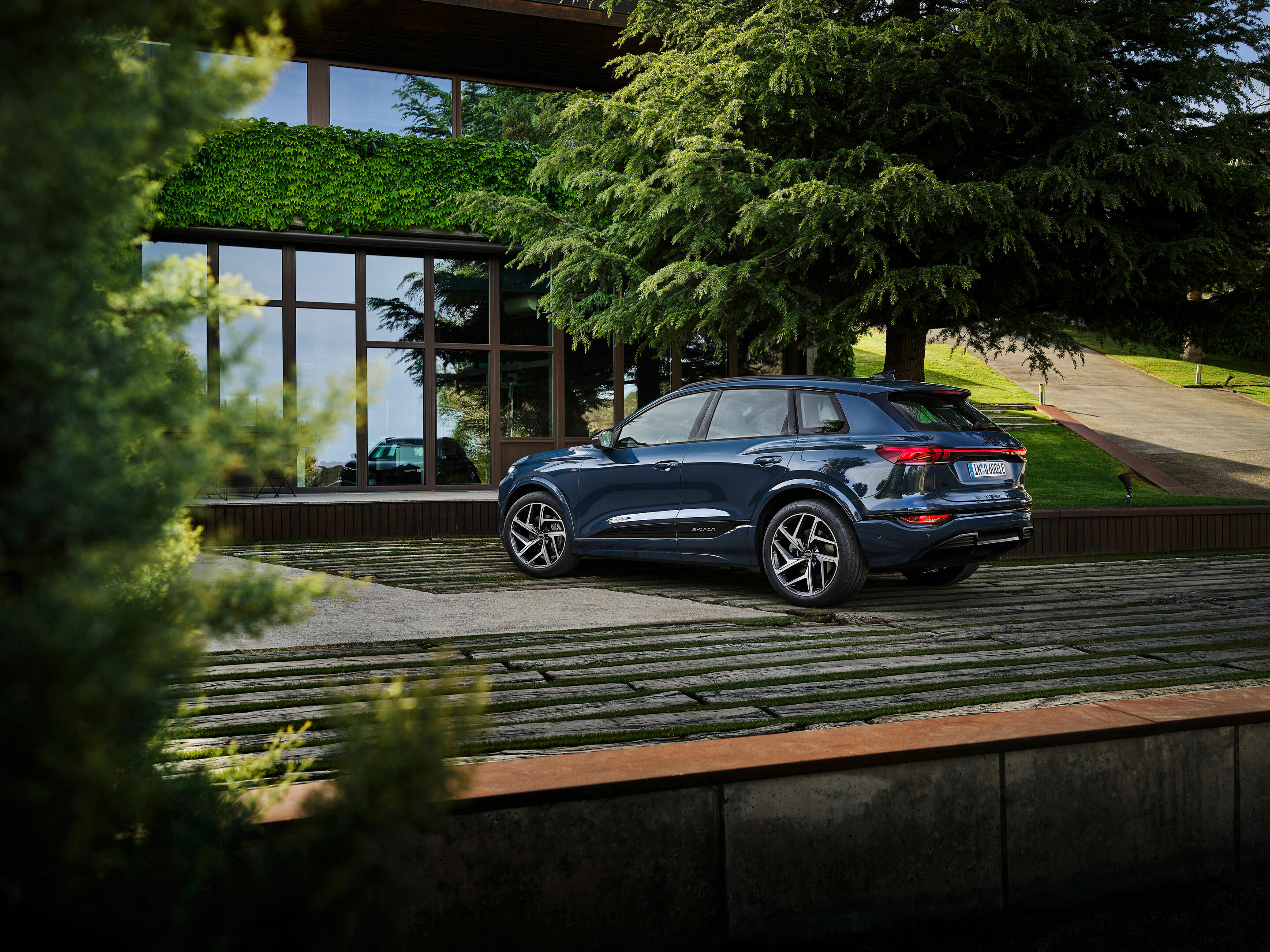 Audi Q6 e-tron quattro - Standaufnahme,
Farbe: Plasmablau Metallic