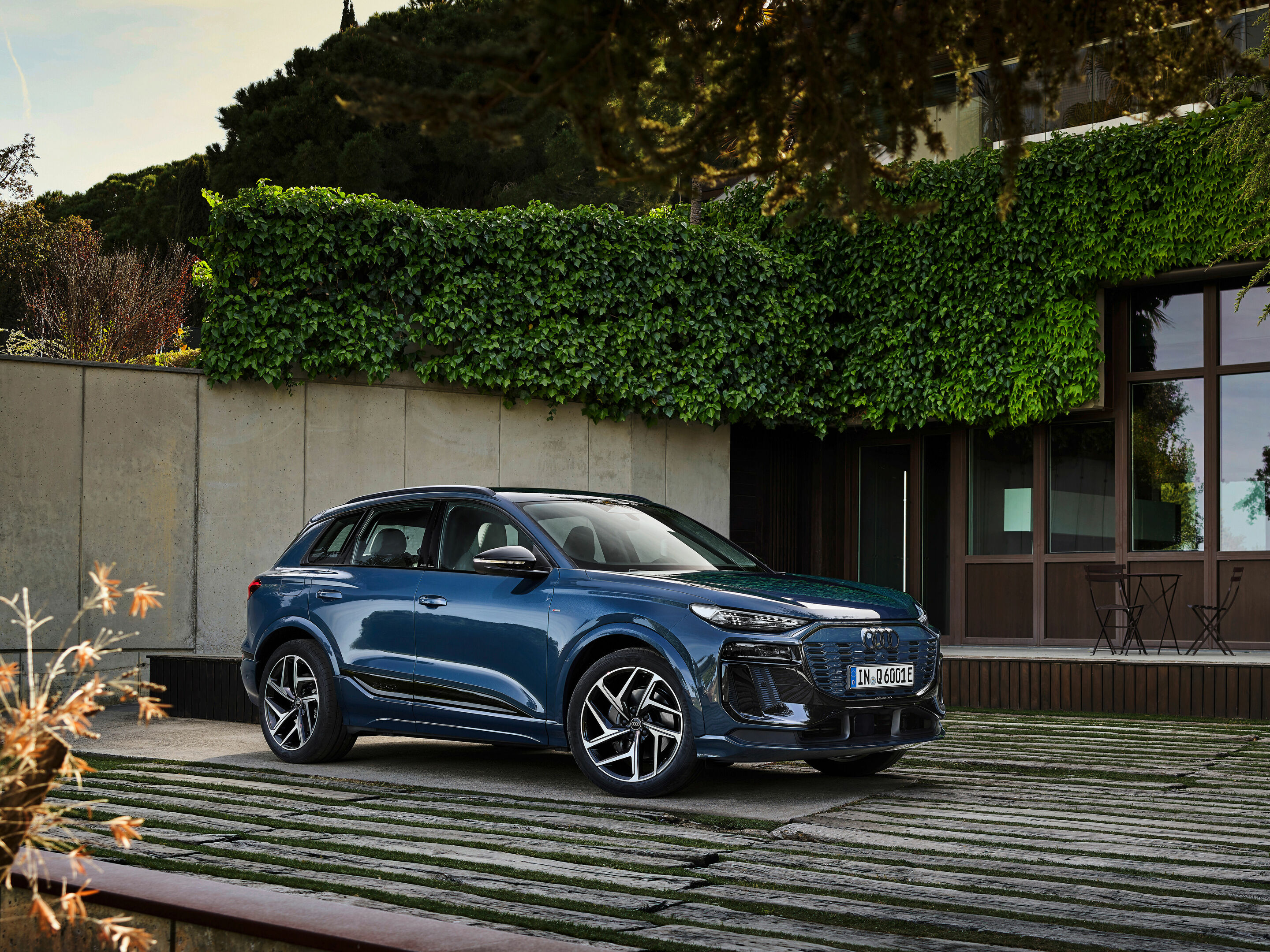 Audi Q6 e-tron quattro - Standaufnahme,
Farbe: Plasmablau Metallic
