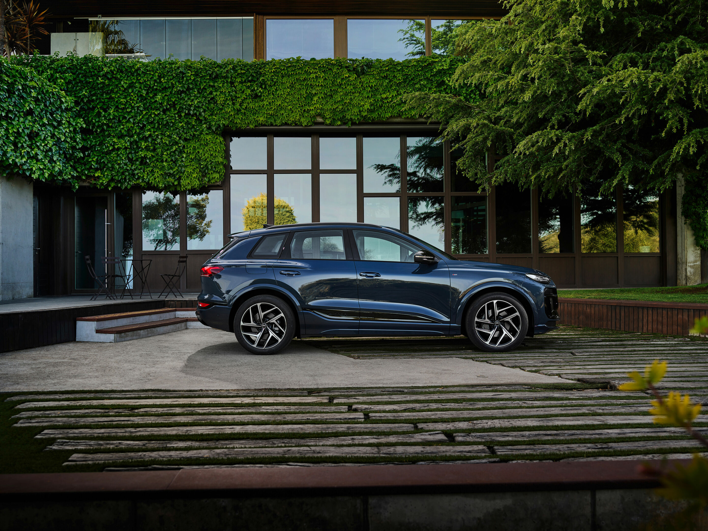 Audi Q6 e-tron quattro - Standaufnahme,
Farbe: Plasmablau Metallic
