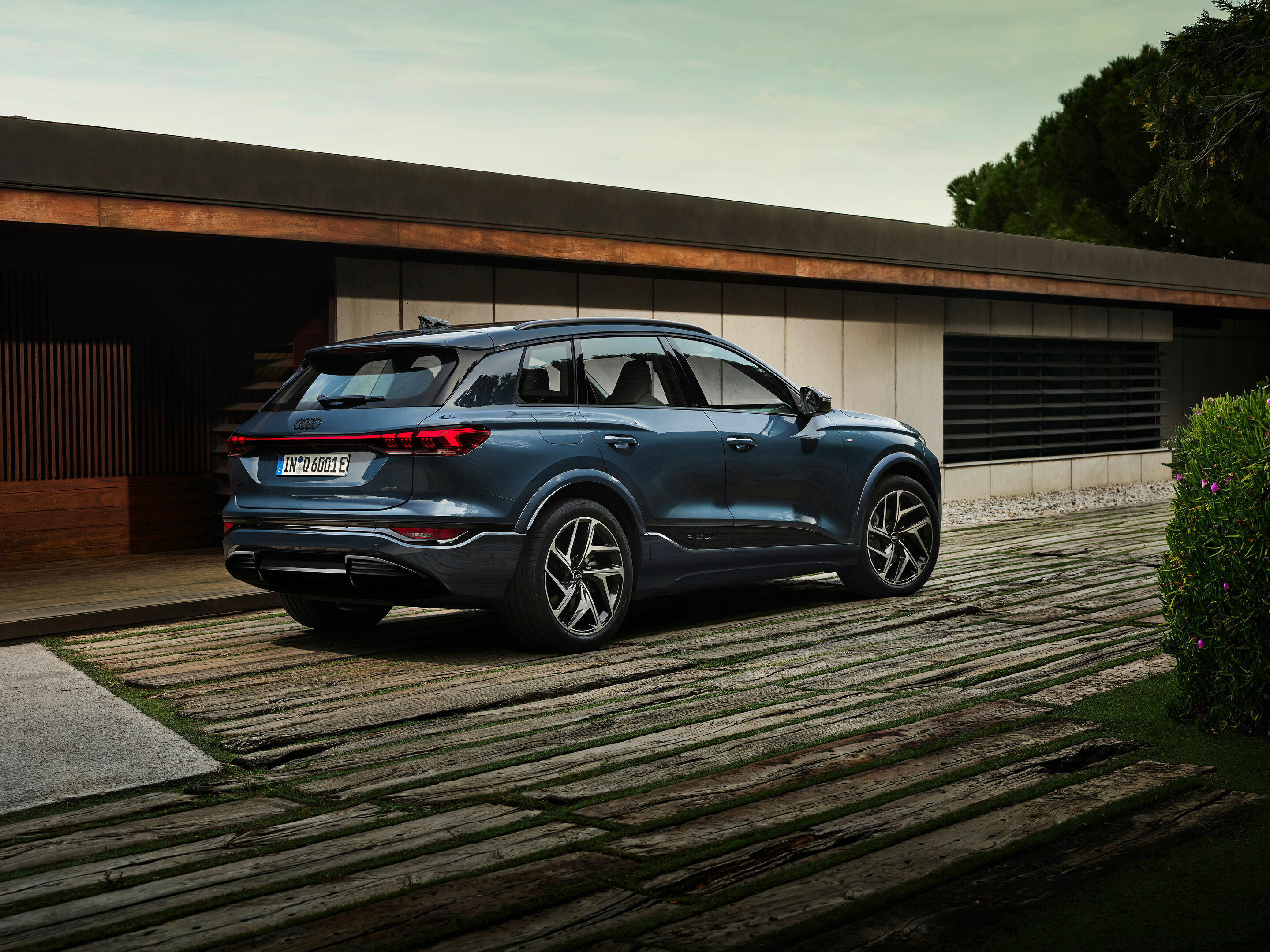 Audi Q6 e-tron quattro - Standaufnahme,
Farbe: Plasmablau Metallic