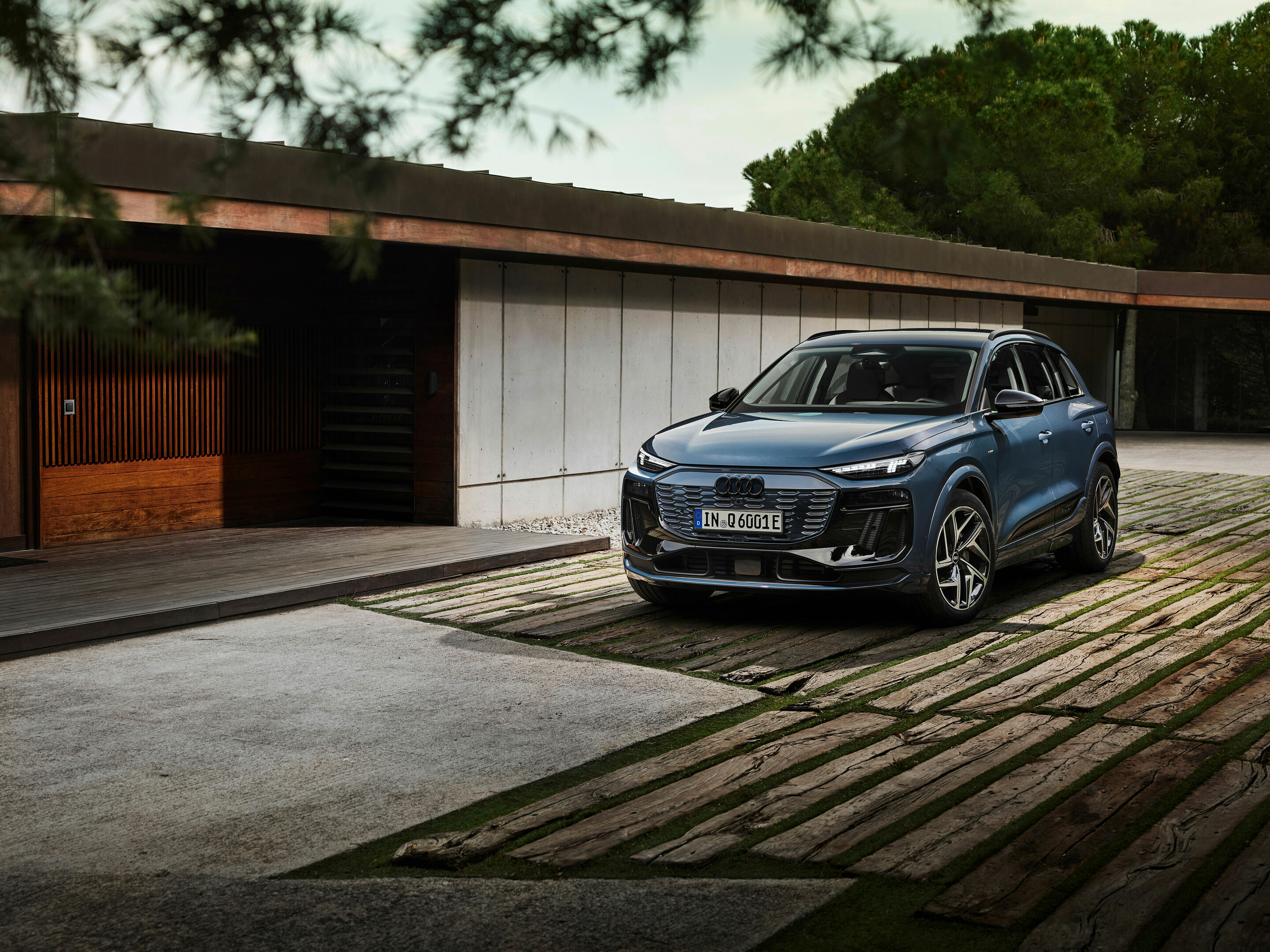 Audi Q6 e-tron quattro - Standaufnahme,
Farbe: Plasmablau Metallic