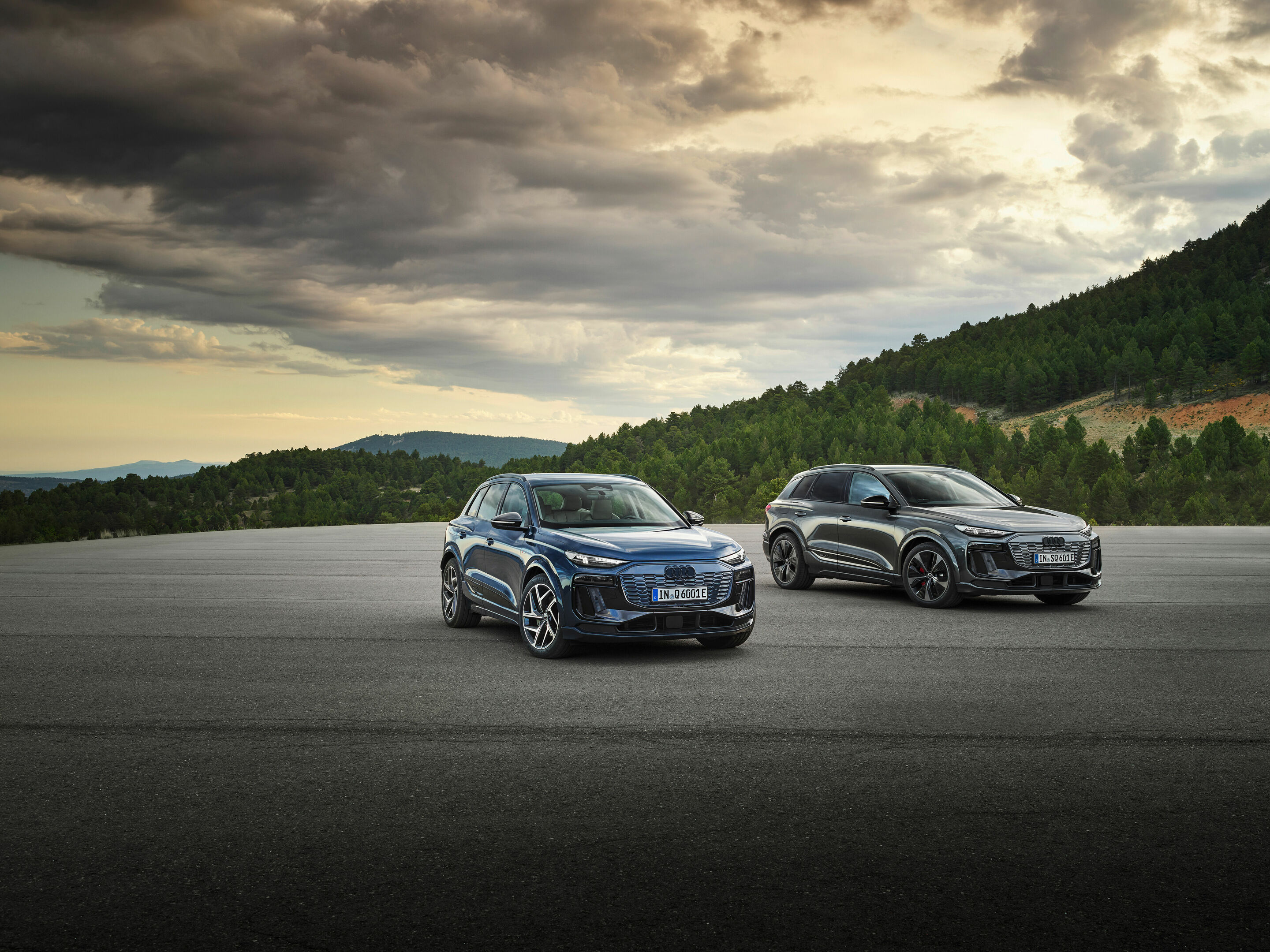 Audi Q6 e-tron quattro, Audi SQ6 e-tron - Standaufnahme,
Farbe: Plasmablau Metallic, Daytonagrau Perleffekt