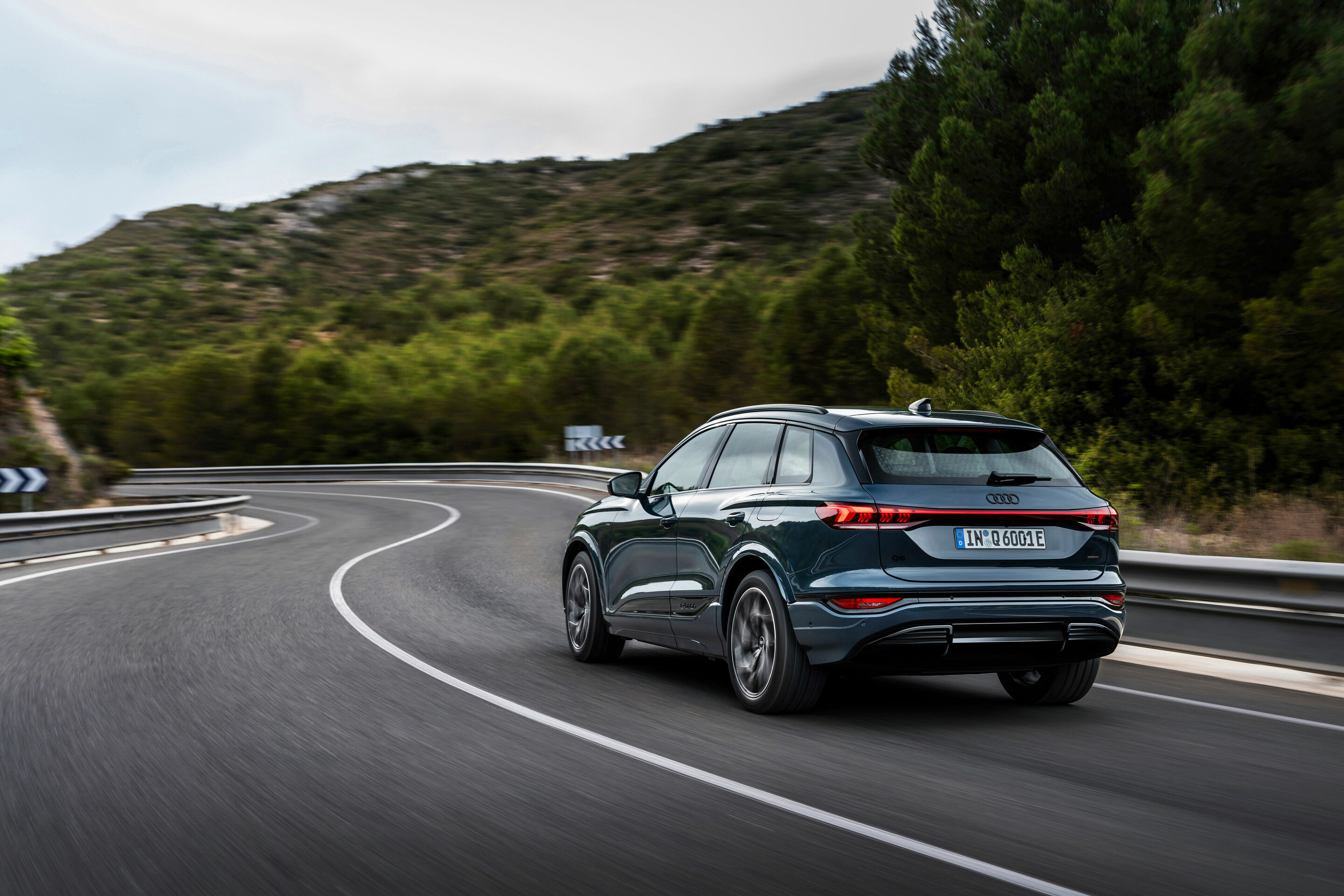 Audi Q6 e-tron quattro - Fahraufnahme,
Farbe: Plasmablau Metallic