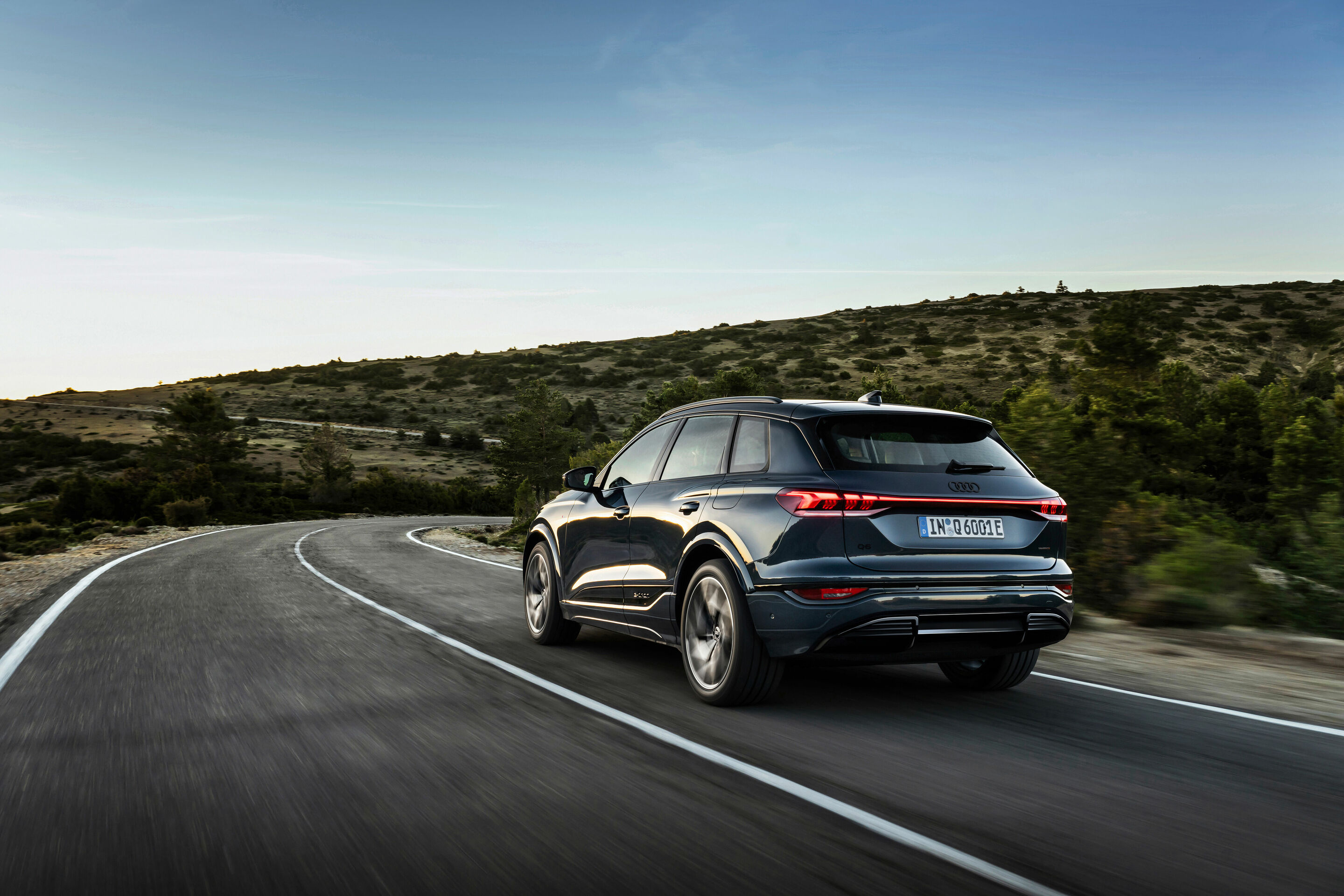 Audi Q6 e-tron quattro - Fahraufnahme,
Farbe: Plasmablau Metallic
