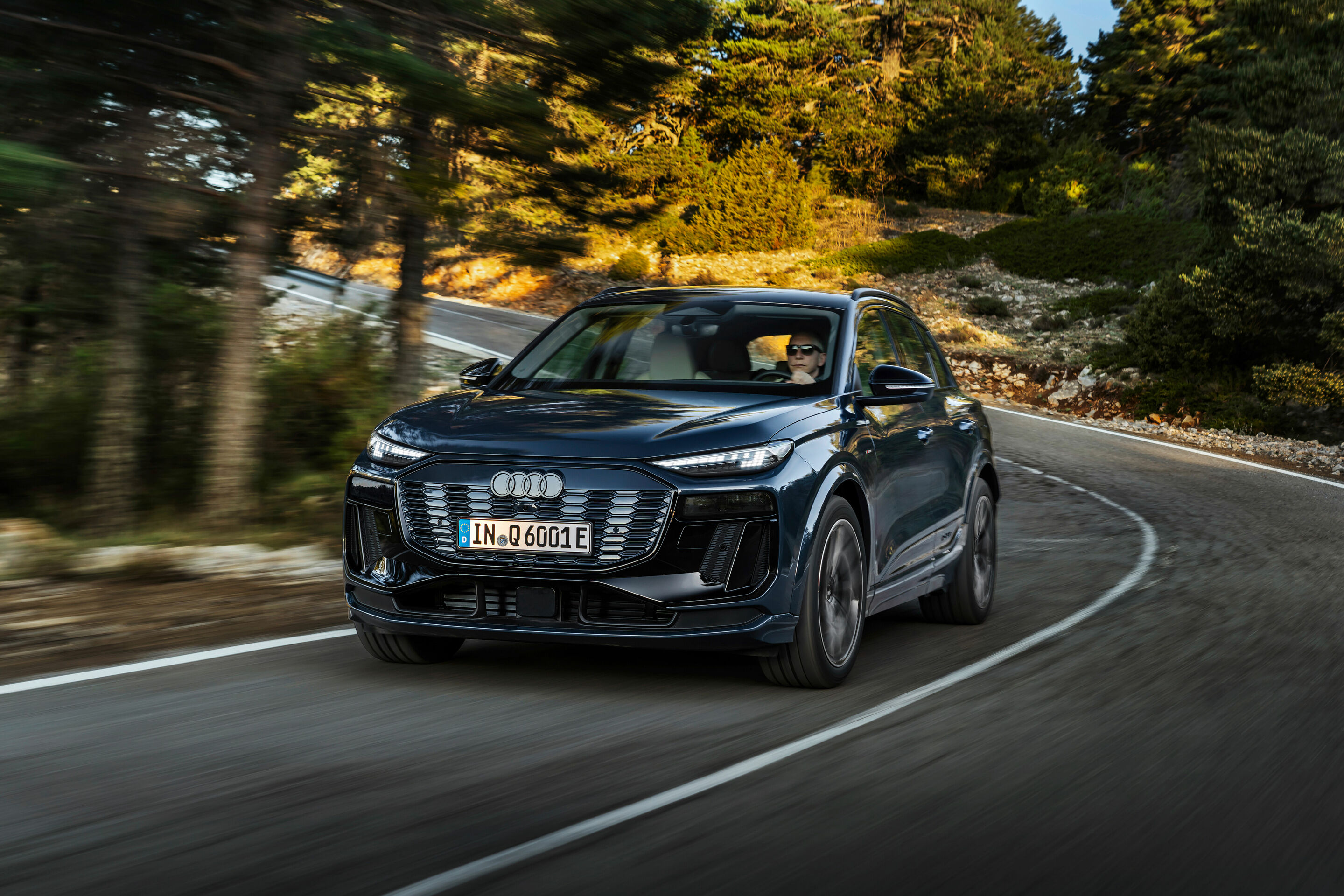 Audi Q6 e-tron quattro - Fahraufnahme,
Farbe: Plasmablau Metallic