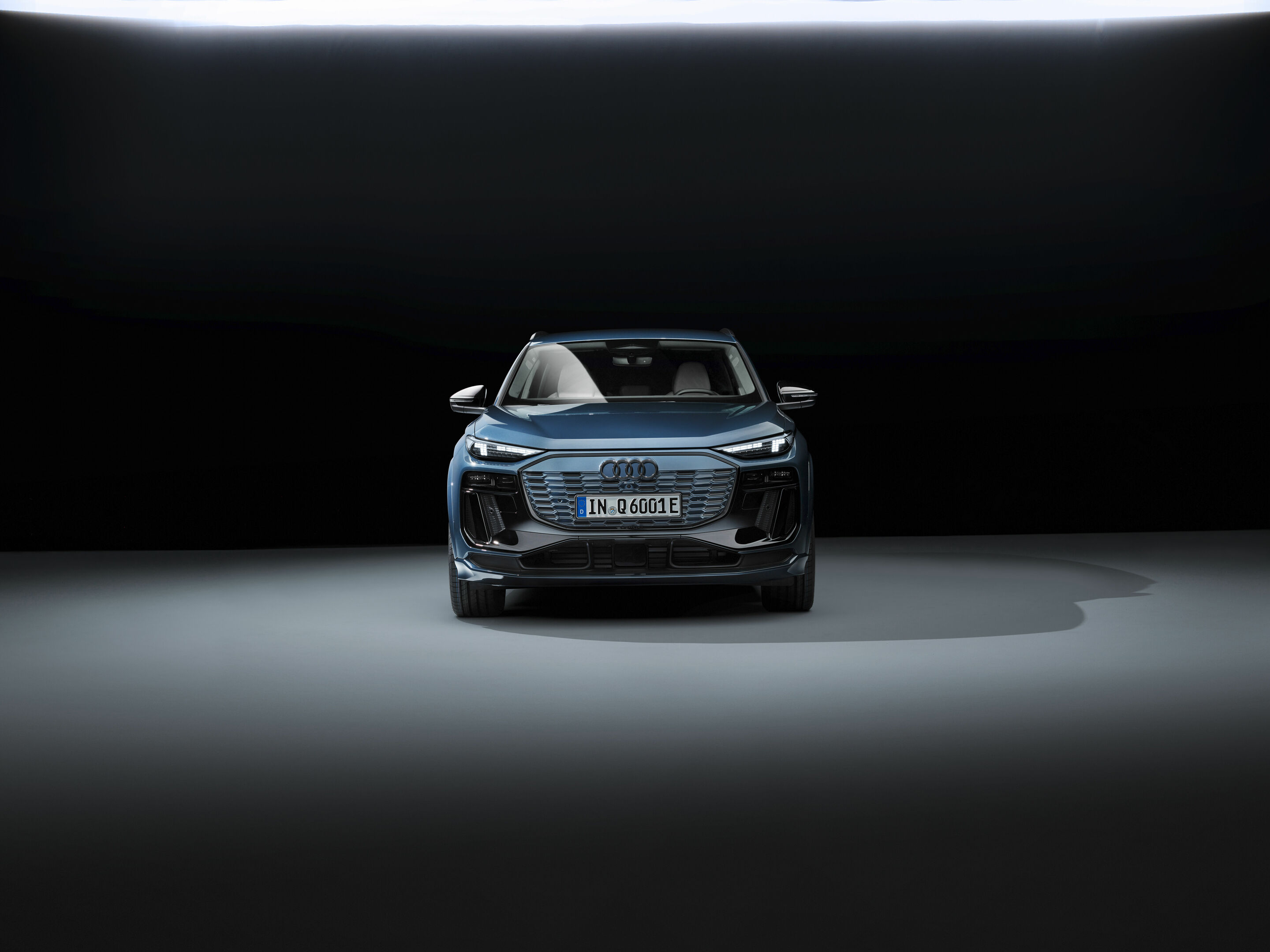 Audi Q6 e-tron quattro - Standaufnahme,
Farbe: Plasmablau Metallic