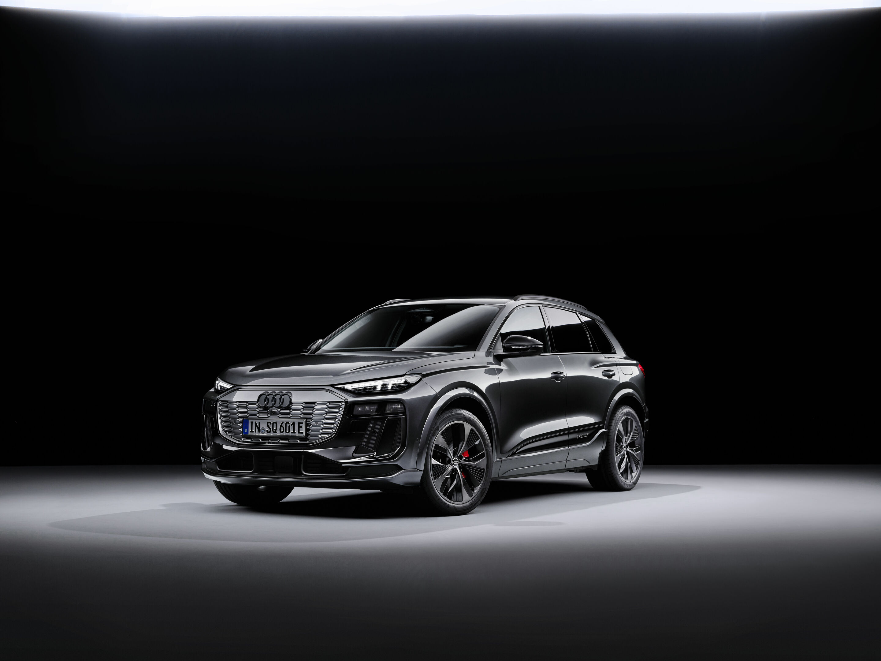 Audi SQ6 e-tron - Static photo, 
Colour: Daytona Grey perl effect.