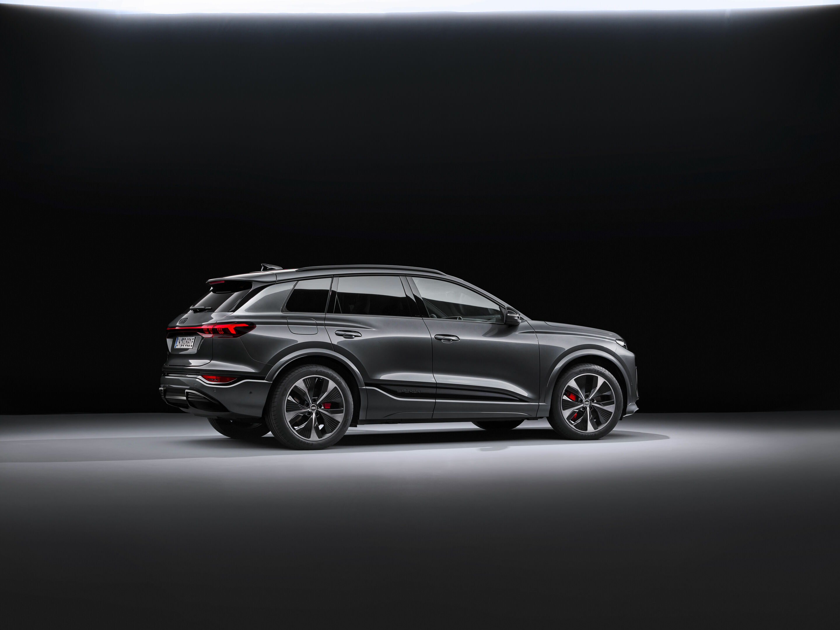 Audi SQ6 e-tron - Standaufnahme,
Farbe: Daytonagrau Perleffekt