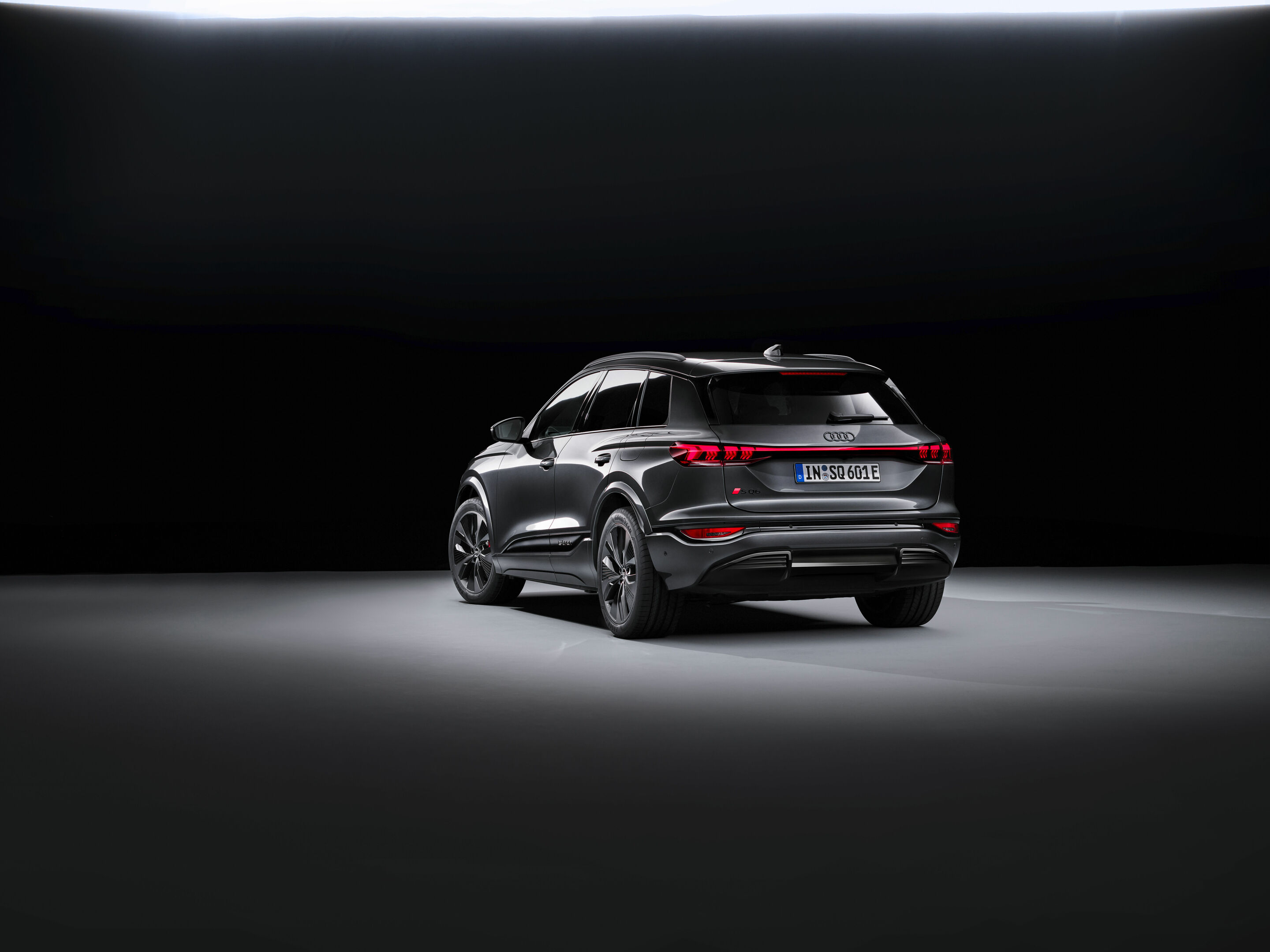 Audi SQ6 e-tron - Static photo, 
Colour: Daytona Grey perl effect.