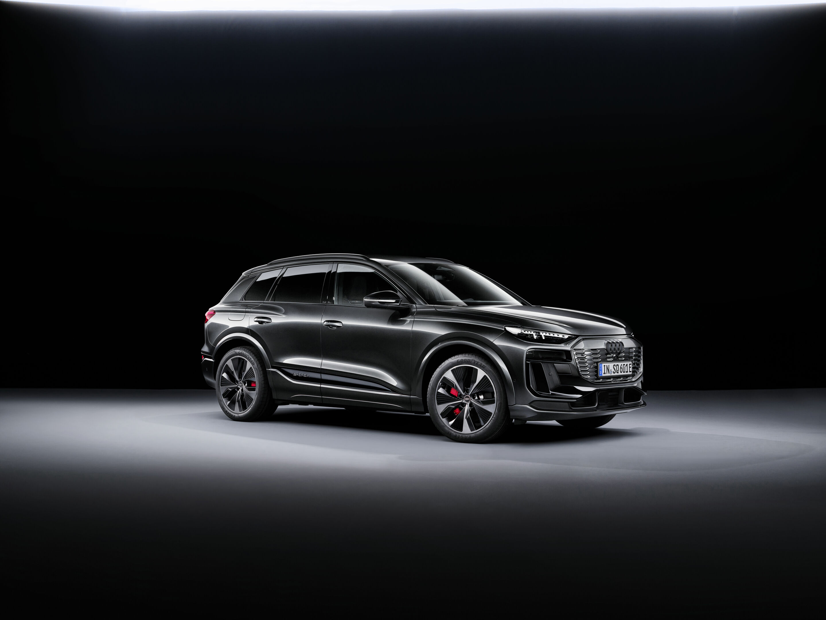 Audi SQ6 e-tron - Static photo, 
Colour: Daytona Grey perl effect.